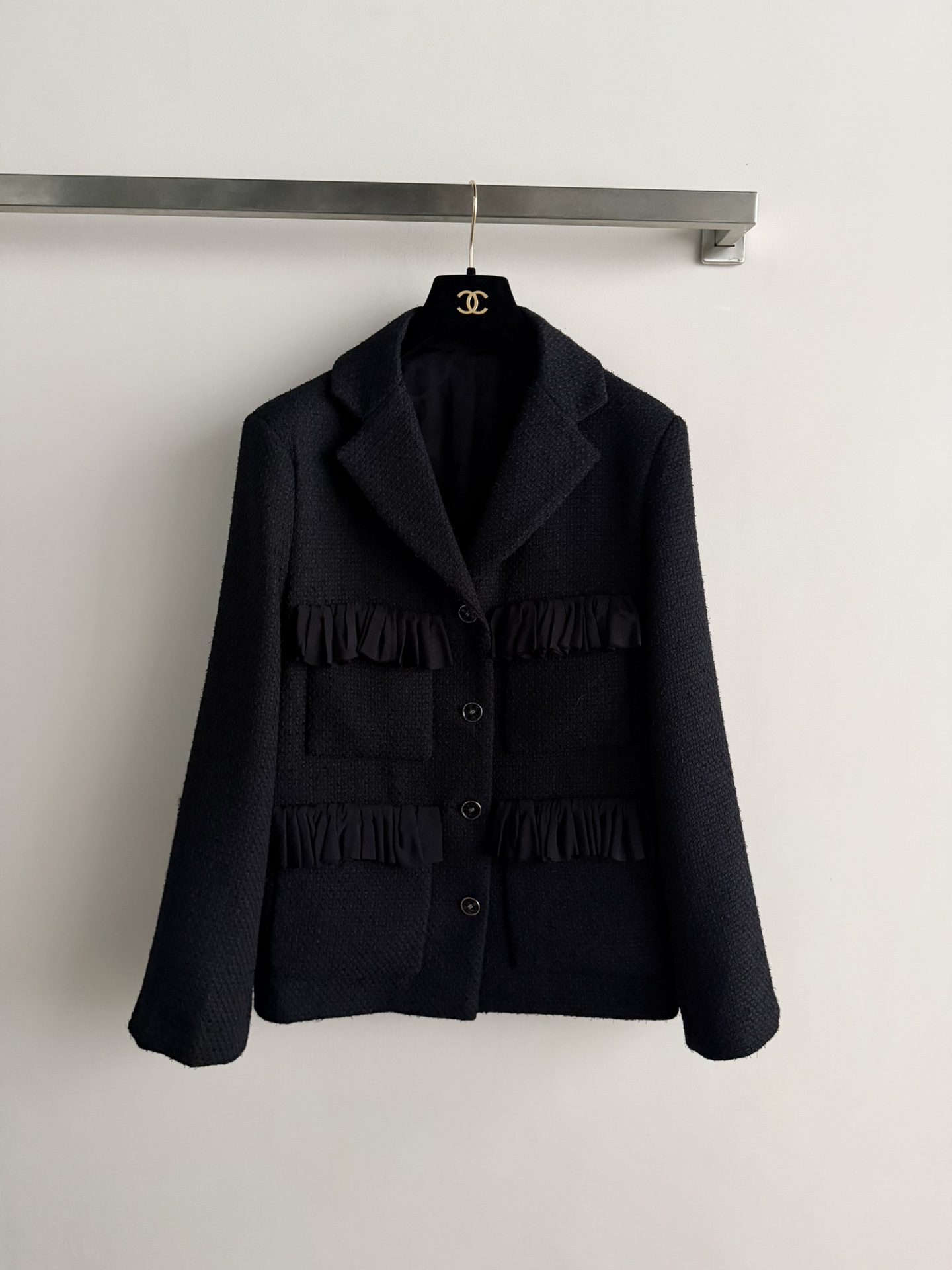 NO:791466,Chane*26P black small fragrance jacket, classic tweed material, delicate and layered texture. Front ruffle decoration, elegant and soft, minimalist style with a bit of romance. Single row of three buttons, neat tailoring, easy to wear for daily commuting or formal occasions. The 26P series is Matthieu Blazy's first show, continuing the small fragrance style, with more exquisite details, the ruffle design is super recognizable, and is loved by fashion bloggers and celebrities. The same style of Jin Gaoyin is a must-have!  SML,,chanel,jackets & coats,19860909Chane*26P黑色小香外套,经典粗花呢材质,质感细腻有层次.正面荷叶边装饰,优雅又柔美,极简风格中带点浪漫气息.单排三颗纽扣,剪裁利落,日常通勤或正式场合都能轻松驾驭.26P系列是Matthieu Blazy首秀,延续小香风,细节更精致,荷叶边设计超有辨识度,深受时尚博主和明星喜爱,金高银同款必入！SML,,chanel,jackets & coats,,Women's clothing