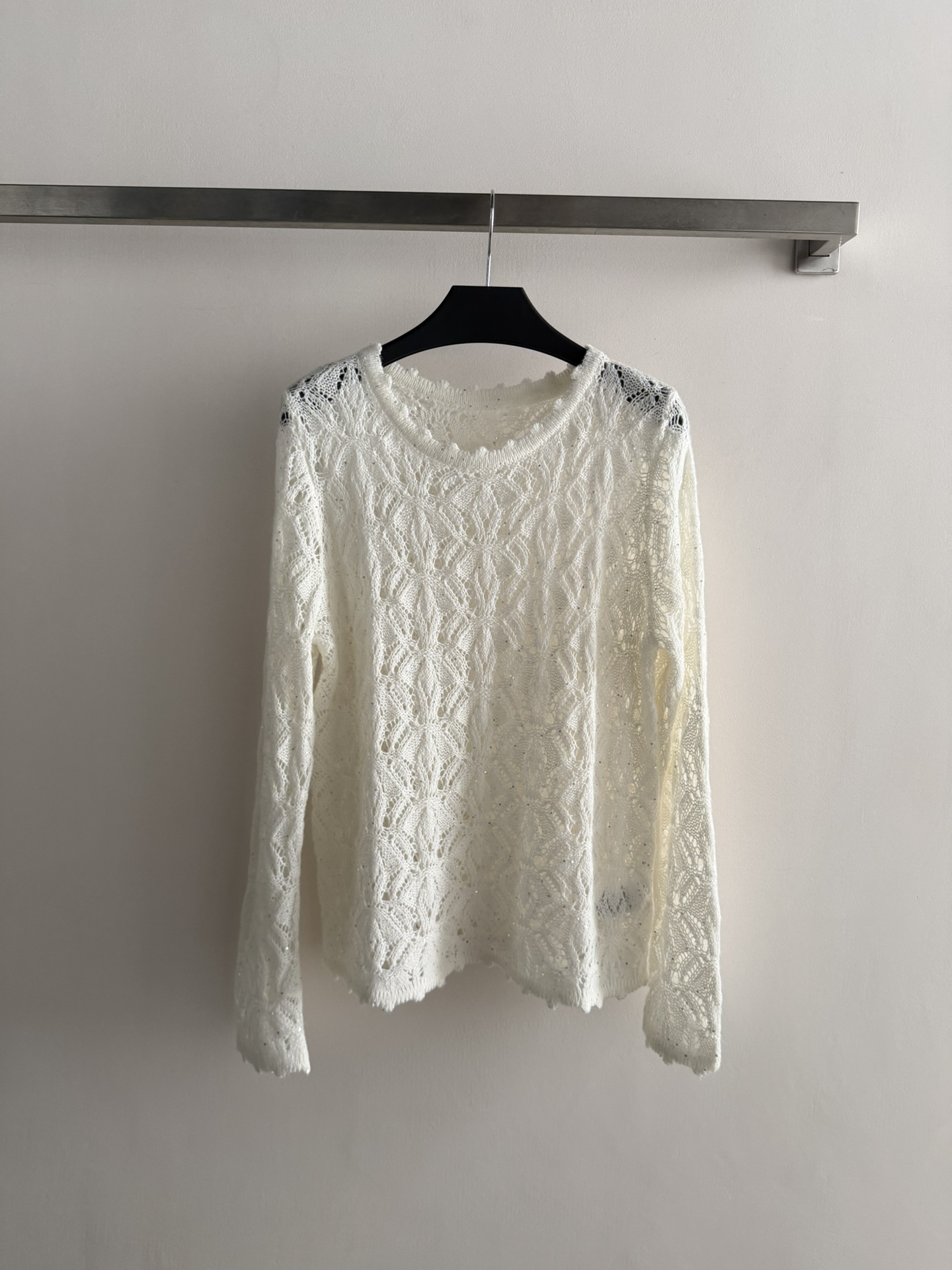 NO:791473,ERDO* white hollow knitted top is soft and breathable, super comfortable to wear in spring and autumn!  Round neck long sleeves + hollow pattern, full of details, gentle and elegant temperament. The hollow design makes it layered. It can be worn alone or as an outer layer. It can be easily controlled for commuting, dating, and daily life ~ It has both texture and design. Sisters who like high-end sense should not miss it!  SML,,19860909ERDO*白色镂空针织上衣柔软又透气,春秋穿超舒服！圆领长袖+镂空花纹,细节感满满,温柔优雅气质拿捏住.镂空设计让层次感 单穿or外搭都OK,通勤、约会、日常都能轻松驾驭～质感与设计感兼具,喜欢高级感的姐妹别错过啦！SML,,,Women's clothing