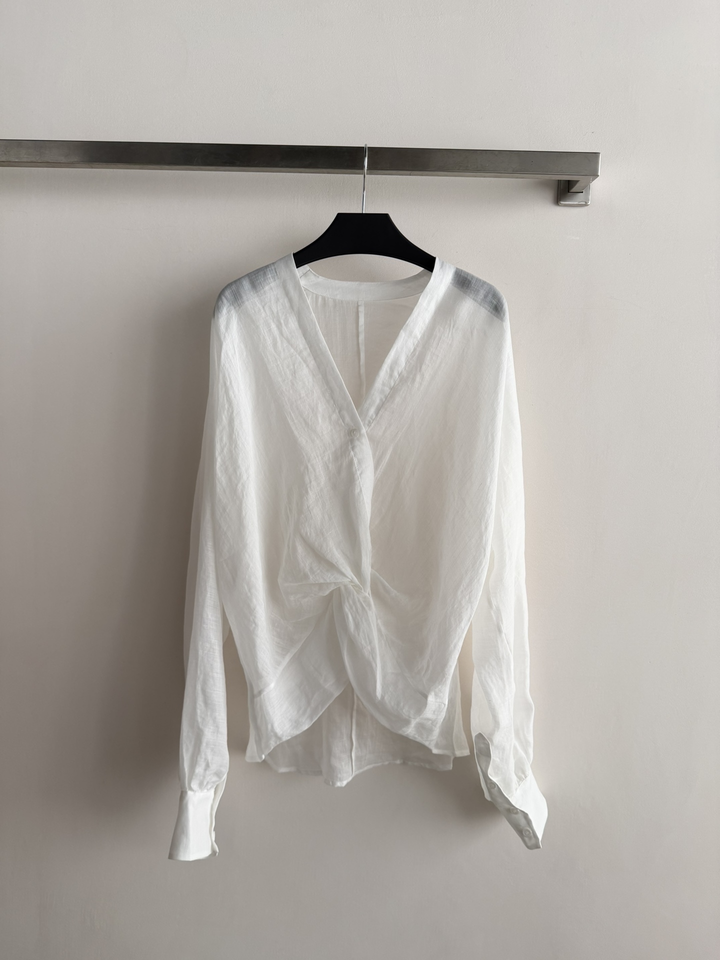NO:792064,The new 26SS twist shirt is made of ramie, light and breathable, super comfortable to wear in spring and summer!  The V-neck + kink design is full of layers, and the French lazy atmosphere is perfect for commuting, vacationing, and taking photos. The loose version is not flattering on the figure, and the ramie has a sense of drape, which is comfortable and high-end. It is a must-have and versatile item for the spring and summer wardrobe. SML, shirts,19860909新款26SS扭结衬衫苎麻材质,轻薄透气,春夏穿超舒服！V领+扭结设计,层次感满满,法式慵懒氛围感直接拉满通勤、度假、拍照都很出片.宽松版型不挑身材,苎麻自带垂坠感,舒适又高级,是春夏衣橱必备百搭单品SML,,shirts,,Women's clothing