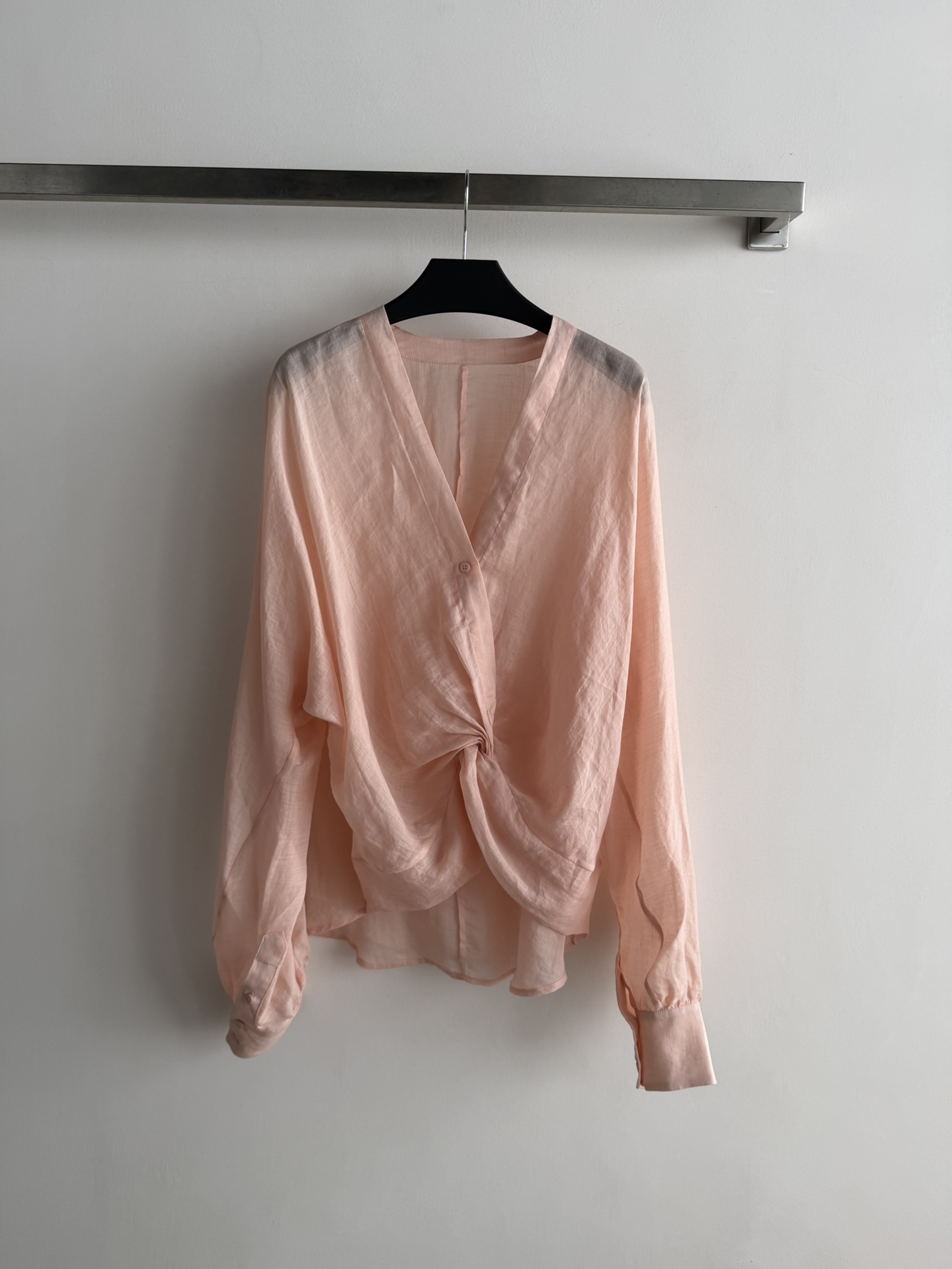 NO:792060,The new 26SS twist shirt is made of ramie, light and breathable, super comfortable to wear in spring and summer!  The V-neck + twist design is full of layers, and the French lazy atmosphere is perfect for commuting, vacationing, and taking photos. The loose version is not flattering on the figure, and the ramie has a sense of drape, which is comfortable and high-end. It is a must-have and versatile item for the spring and summer wardrobe. SML-,, shirts,19860909新款26SS扭结衬衫苎麻材质,轻薄透气,春夏穿超舒服！V领+扭结设计,层次感满满,法式慵懒氛围感直接拉满通勤、度假、拍照都很出片.宽松版型不挑身材,苎麻自带垂坠感,舒适又高级,是春夏衣橱必备百搭单品SML-,,shirts,,Women's clothing