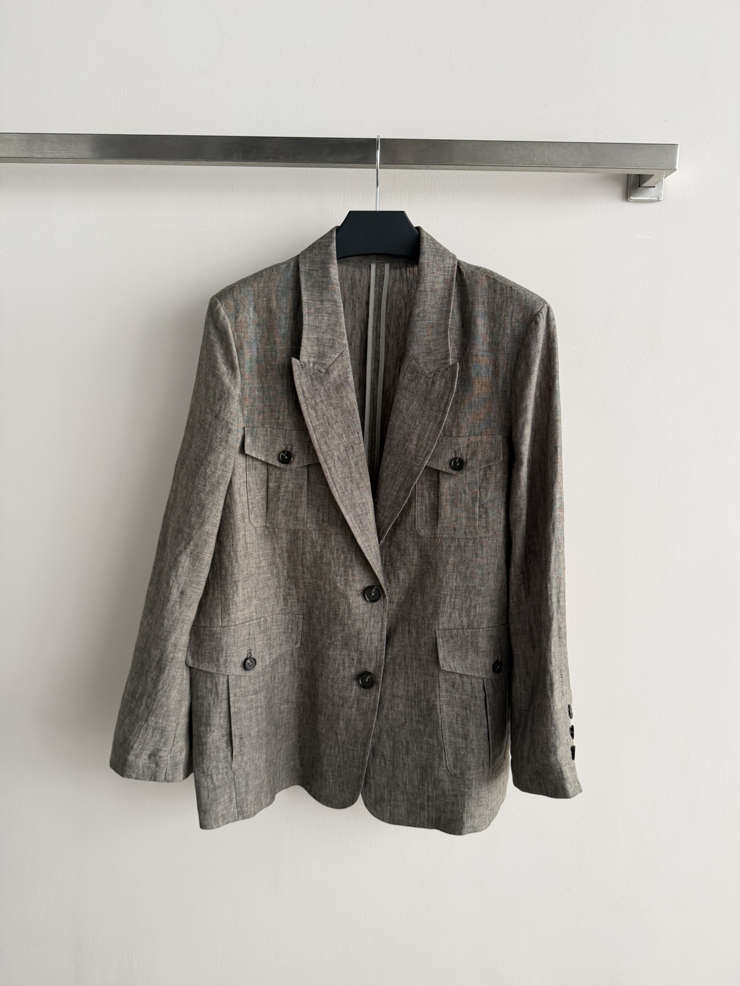NO:792070,This linen safari-style suit jacket is made of high-content linen fabric, which is light and breathable, making it super comfortable to wear in spring and summer!  The four-pocket design is practical and has a retro feel. The small lapels are full of details and the tailoring is neat, making it easy to use on daily commutes. The linen fabric has anti-wrinkle properties and is comfortable to wear. Pair it with shorts or high-waisted pants of the same material to easily get a relaxed feeling in the city!  SML,,shorts,jackets & coats,business suit,19860909这款亚麻猎装风西装外套,采用高含量亚麻面料,轻盈透气,春夏穿超舒服！四口袋设计实用又有复古感,小翻领细节满满,剪裁利落,通勤日常都能轻松驾驭.亚麻面料自带抗皱属性,穿着舒适 搭配同材质短裤或高腰裤,轻松get都市松弛感穿搭！SML,,shorts,jackets & coats,business suit,,Women's clothing