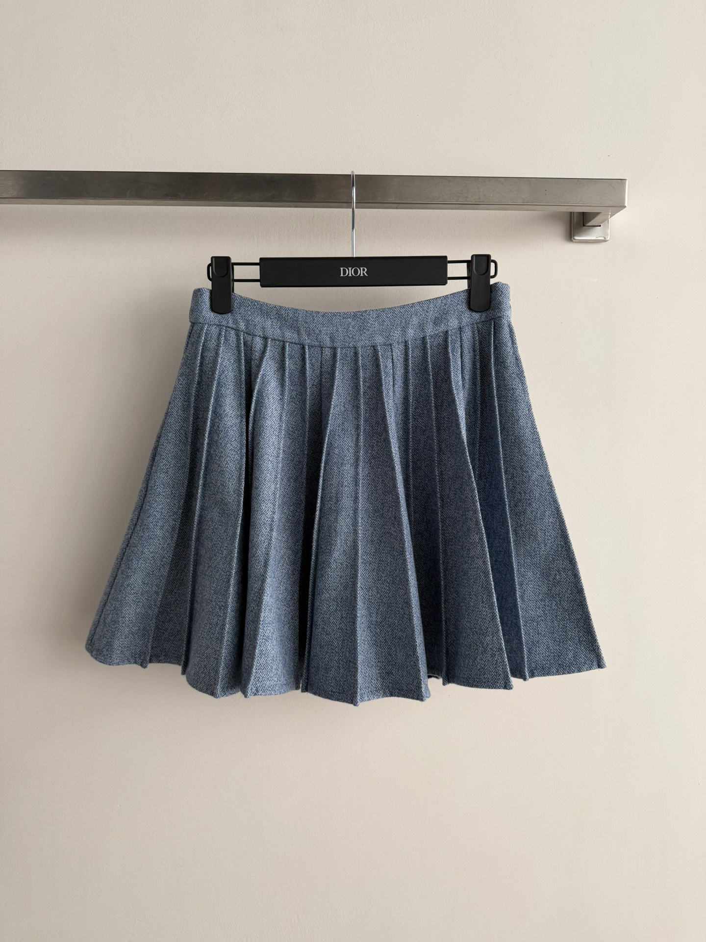 NO:792072,Dio*26 new silk wool fabric skirt (sheep wool silk) light blue pleated skirt, college style design, super comfortable to wear in autumn and winter!  The high-waisted A-line version + pleated details make it look slimmer and flatter the legs. The side waist zipper is easy to put on and take off, and is suitable for a variety of body types. The gray color is versatile and looks great with sweaters, sweatshirts, and shirts. It can be easily used for commuting, campus, and daily life, and it is full of youthful vitality!  SML,,dior,hoodie,sweatshirts,skirts,sweaters,shirts,real silk,19860909Dio*26新款丝毛面料半裙（绵羊毛真丝）浅蓝色百褶短裙,学院风设计,秋冬穿超舒服！高腰A字版型+百褶细节,显瘦又修饰腿型,侧腰拉链方便穿脱,适合多种身材.灰色百搭,随手搭毛衣、卫衣、衬衫都很出片,通勤、校园、日常都能轻松驾驭,青春活力感满满！ＳＭＬ,,dior,hoodie,sweatshirts,skirts,sweaters,shirts,real silk,,Women's clothing
