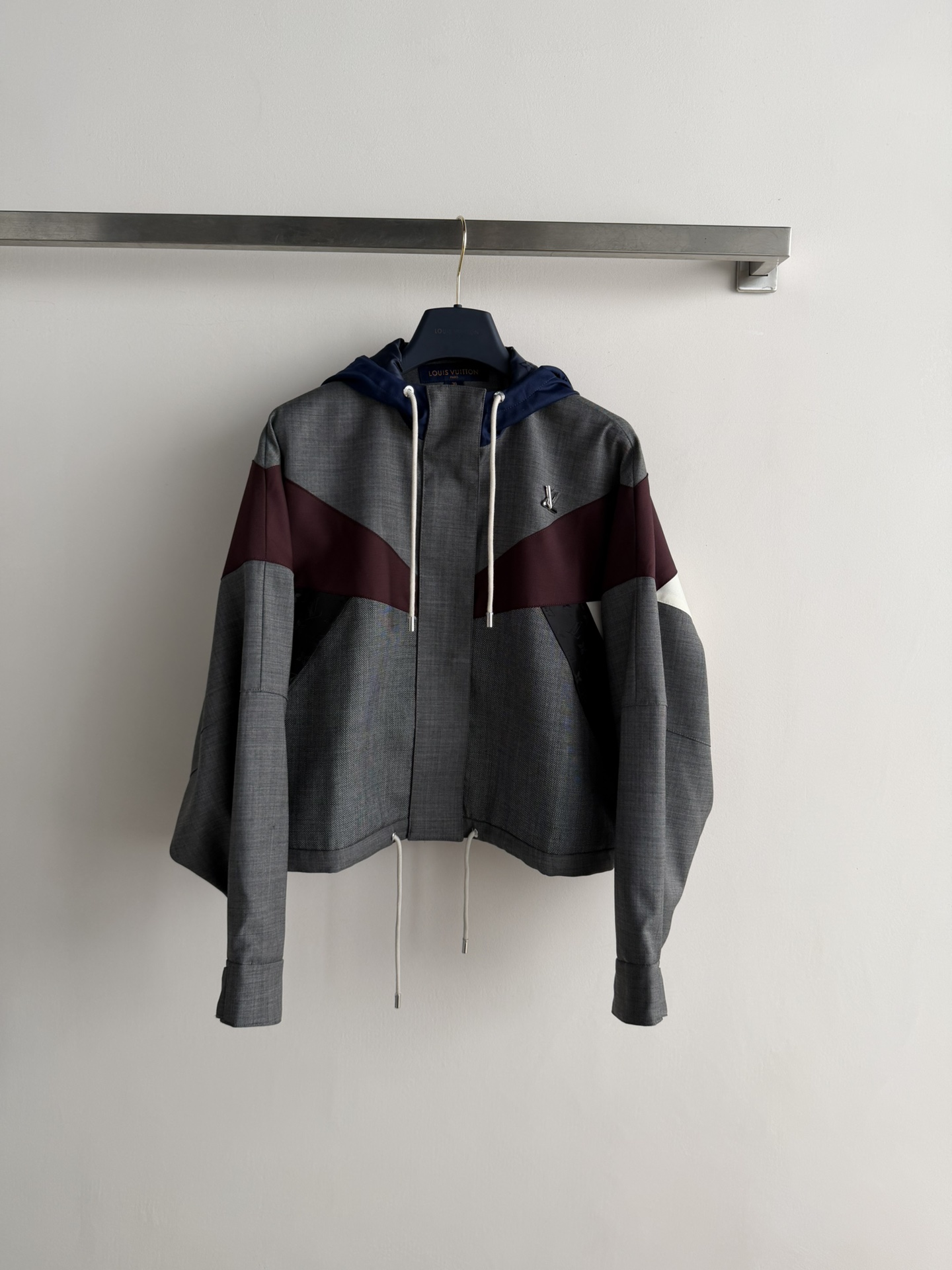 NO:792069,LV 2026 early spring short jacket, gray main color + burgundy geometric splicing, heavy-duty 7-minute fabric combination is not monotonous and has a sense of design!  High-quality fabric, comfortable and durable, drawstring hood + short cut, neat and practical, suitable for daily life or travel. The LV embroidery on the chest is very recognizable. Pair it with jeans or casual pants, and you can easily get a fashionable and casual style. The same style as that of celebrities, a must-have for fashionistas!  SML,,louis vuitton,jeans,jackets & coats,hats,19860909LV 2026早春短款夹克,灰色主色+酒红几何拼接,重工7钟面料结合不单调超有设计感！高品质面料,舒适耐穿,抽绳连帽+短款剪裁,利落又实用,日常或出行都很适合.胸前LV刺绣超有辨识度,搭配牛仔裤或休闲裤,轻松get时尚随性风,明星同款,时髦精必入！SML,,louis vuitton,jeans,jackets & coats,hats,,Women's clothing