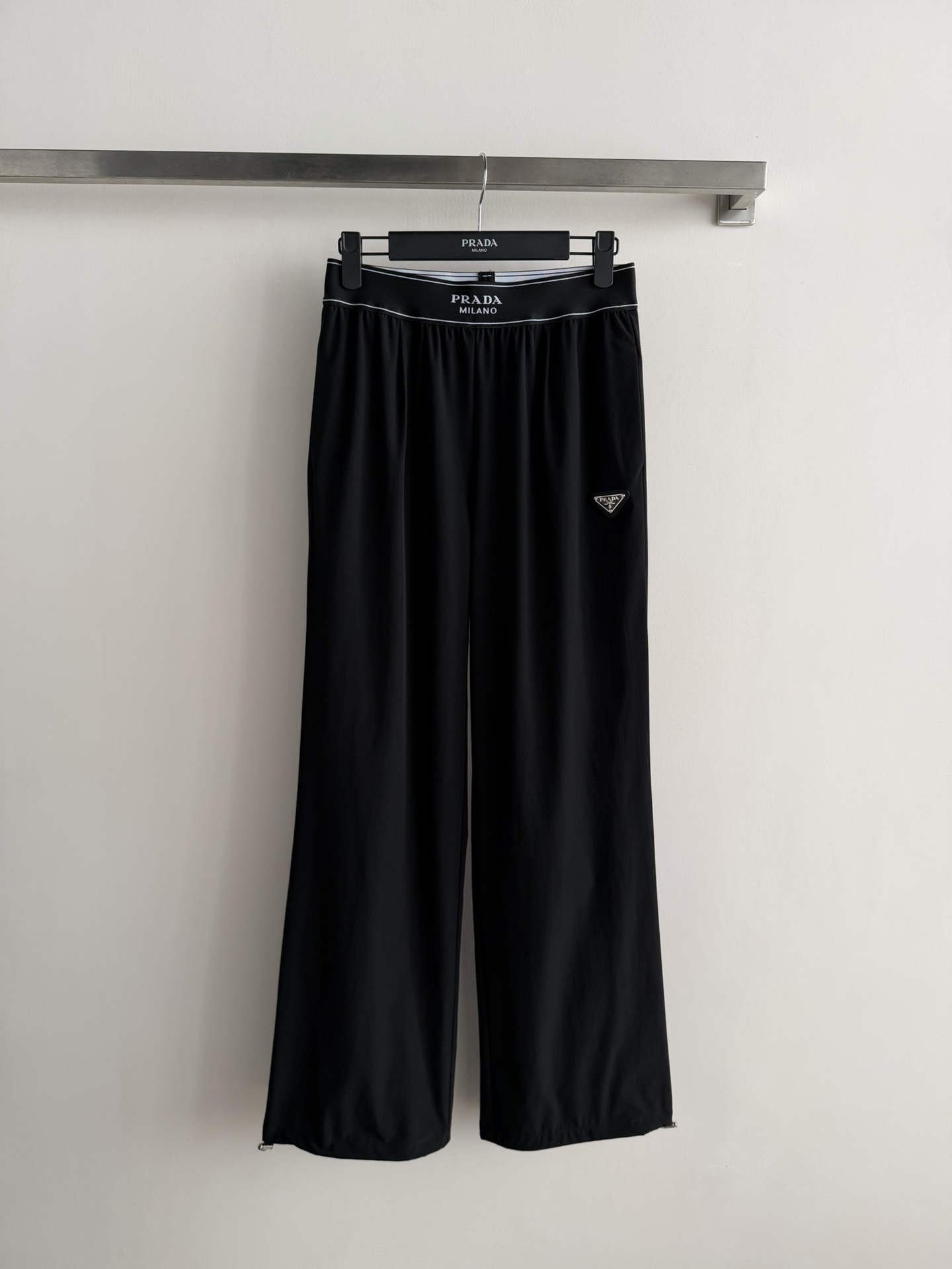 NO:792544,PRAD*26's new elastic waist straight-leg pants are made of lightweight, quick-drying fabric that keeps you cool in the summer. The straight-leg loose fit allows you to move more freely. The brand's triangle logo embellishes the design, and the wide trouser leg drawstrings are more tolerant. They can be salty or sweet. They can be easily controlled whether it is daily travel or sports moments. SML-,, prada,19860909PRAD*26新款松紧腰直筒裤轻薄的速干面料让你在夏日里也能保持清爽 直筒宽松版型更让你活动自如 品牌三角标点缀,设计感满满宽大的裤腿抽绳包容性较强 可盐可甜 完全拿捏不管是日常出行还是运动时刻,都轻松驾驭SML-,,prada,,Women's clothing