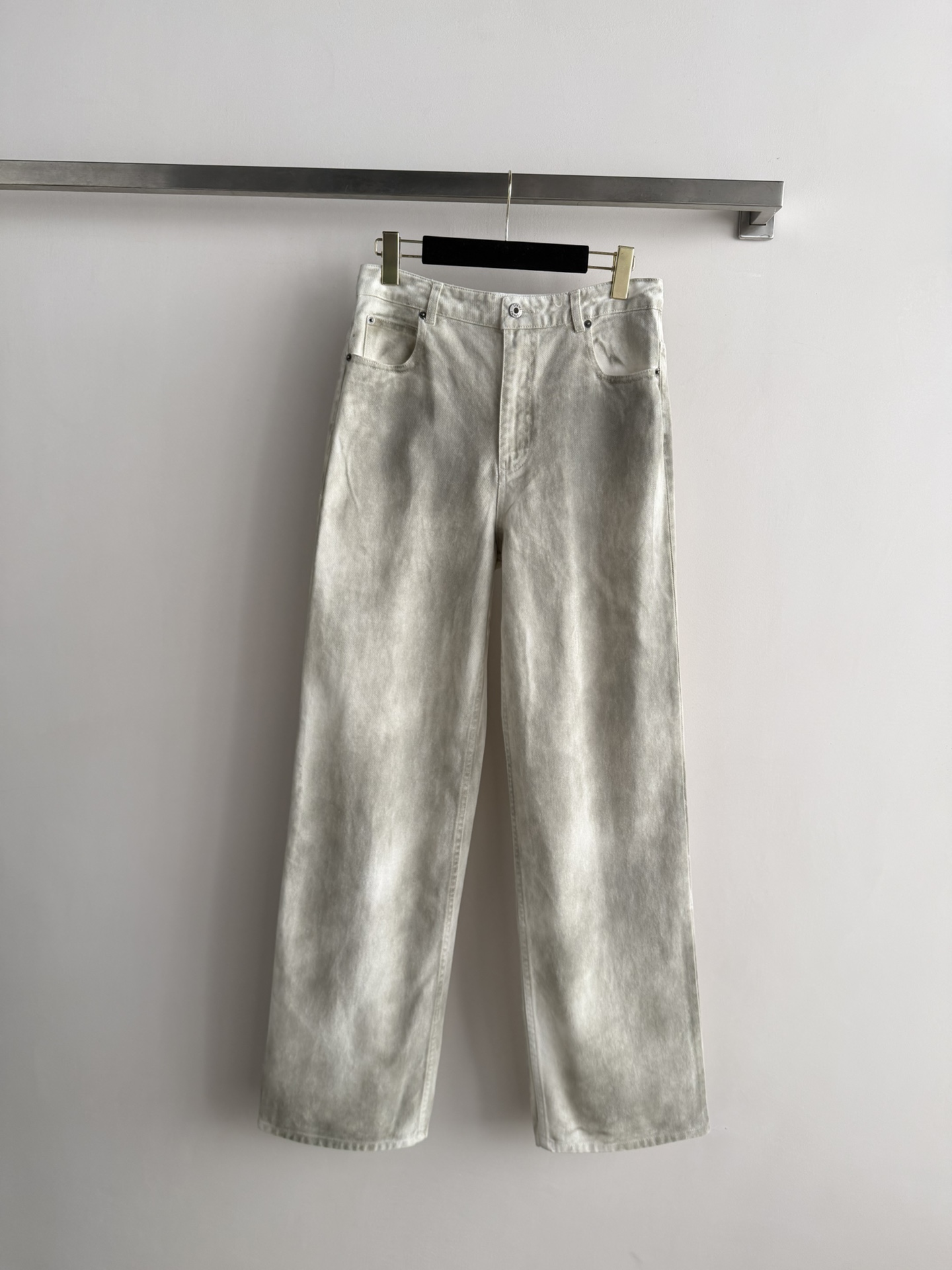 NO:792540,LOEW*26SS new sfumato jeans are made of high-quality denim, washed and distressed to bring a unique texture and retro feel. The loose straight fit, the logo embroidery on the back pocket is very recognizable, and the details are perfect!  It is super versatile and gives a high-end feel in spring and summer, and can be easily matched with various styles of clothing. Whether it is daily casual or street fashion, it can be easily controlled, comfortable and stylish!  SML,,loewe,jeans,19860909LOEW*26SS新款晕染牛仔裤,采用高品质丹宁布,水洗做旧工艺带来独特纹理和复古感.宽松直筒版型,后袋logo刺绣超有辨识度,细节满分！超百搭,春夏穿出高级感,轻松搭配各种风格服饰.无论日常休闲还是街头潮流,都能轻松驾驭,舒适又有型！SML,,loewe,jeans,,Women's clothing