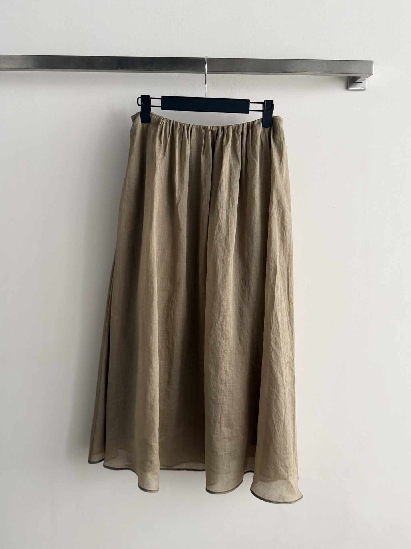 NO:792538,Brunello Cucinell* This linen skirt has a high-waist design and a loose and elegant hem. It is simple and practical. The linen material is breathable and comfortable. It is super refreshing to wear in summer. It has good drape and has a sense of agility when walking. The color is fresh and versatile, and can be easily worn for commuting, dating, and vacation. The skirt is moderate in length, covering the crotch and making you slim, and the pear-shaped figure is friendly. Pair it with knitted short-sleeves or floral tops, and you can easily get a gentle temperament!  SML,,brunello cucinelli,skirts,T-shirt,19860909Brunello Cucinell*这款亚麻半身裙采用高腰设计,裙摆宽松飘逸,简约又实用.亚麻材质透气舒适,夏天穿超清爽,垂感好,走路自带灵动感.颜色清新百搭,通勤、约会、度假都能轻松驾驭.裙长适中,遮胯显瘦,梨形身材友好,搭配针织短袖或碎花上衣,温柔气质轻松get！SML,,brunello cucinelli,skirts,T-shirt,,Women's clothing