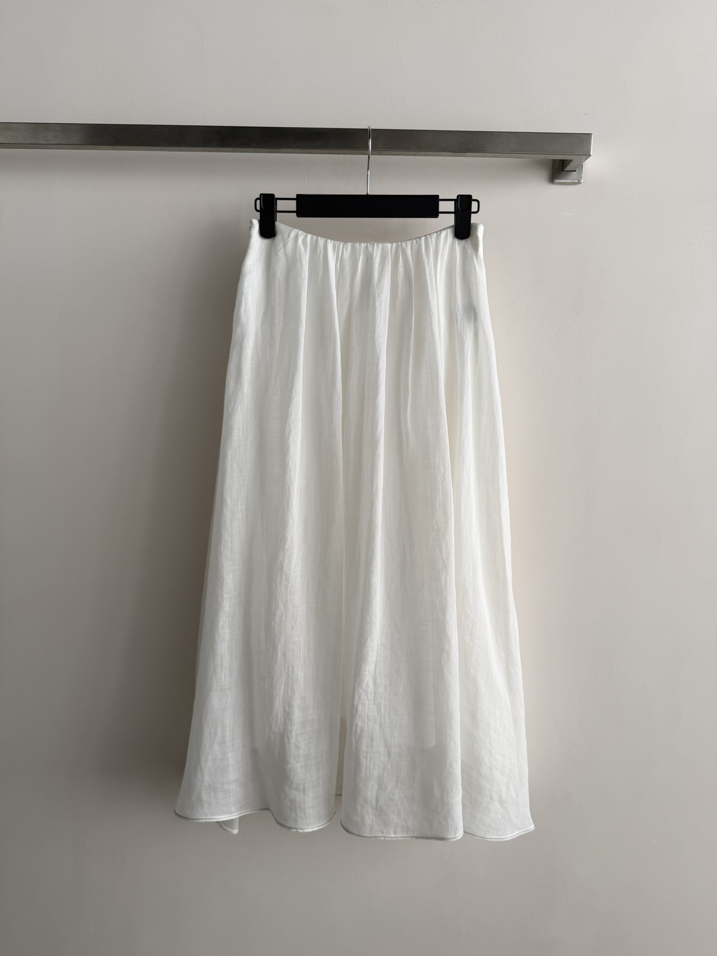 NO:792534,Brunello Cucinell* This linen skirt has a high-waist design and a loose and elegant hem. It is simple and practical. The linen material is breathable and comfortable. It is super refreshing to wear in summer. It has good drape and has a sense of agility when walking. The color is fresh and versatile, and can be easily worn for commuting, dating, and vacation. The skirt is moderate in length, covering the crotch and making you slim, and the pear-shaped figure is friendly. Pair it with knitted short-sleeves or floral tops, and you can easily get a gentle temperament!  SML,,brunello cucinelli,skirts,T-shirt,19860909Brunello Cucinell*这款亚麻半身裙采用高腰设计,裙摆宽松飘逸,简约又实用.亚麻材质透气舒适,夏天穿超清爽,垂感好,走路自带灵动感.颜色清新百搭,通勤、约会、度假都能轻松驾驭.裙长适中,遮胯显瘦,梨形身材友好,搭配针织短袖或碎花上衣,温柔气质轻松get！SML,,brunello cucinelli,skirts,T-shirt,,Women's clothing