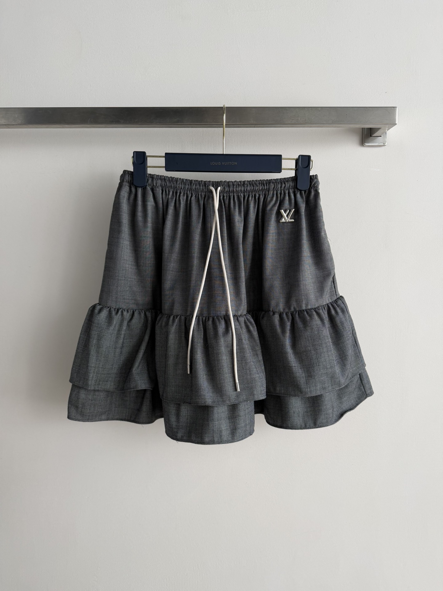 NO:793076,The LV2026 spring and summer women's series layered plaid shorts adopt a classic plaid design, with dark gray tones and brand embroidery L0g0, which is highly recognizable!  Light and breathable fabric, super comfortable to wear in spring and summer. Layered skirt design, fashionable and smart, drawstring elastic waist, suitable for all body types, perfect comfort!  It can be easily worn for daily leisure or vacation. Pair it with simple tops or brand accessories to easily get a high-end look. SML, Louis Vuitton, skirts, shorts,19860909LV2026春夏女装系列层叠格纹短裤,采用经典格纹设计,深灰色调搭配品牌刺绣L0g0,辨识度超高！轻薄透气面料,春夏穿超舒服.层叠裙摆设计,时尚又灵动,抽绳松紧腰,适合各种身材,舒适度满分！日常休闲或度假都能轻松驾驭,搭配简约上衣或品牌配饰,轻松get高级感穿搭界.SML,,louis vuitton,skirts,shorts,,Women's clothing