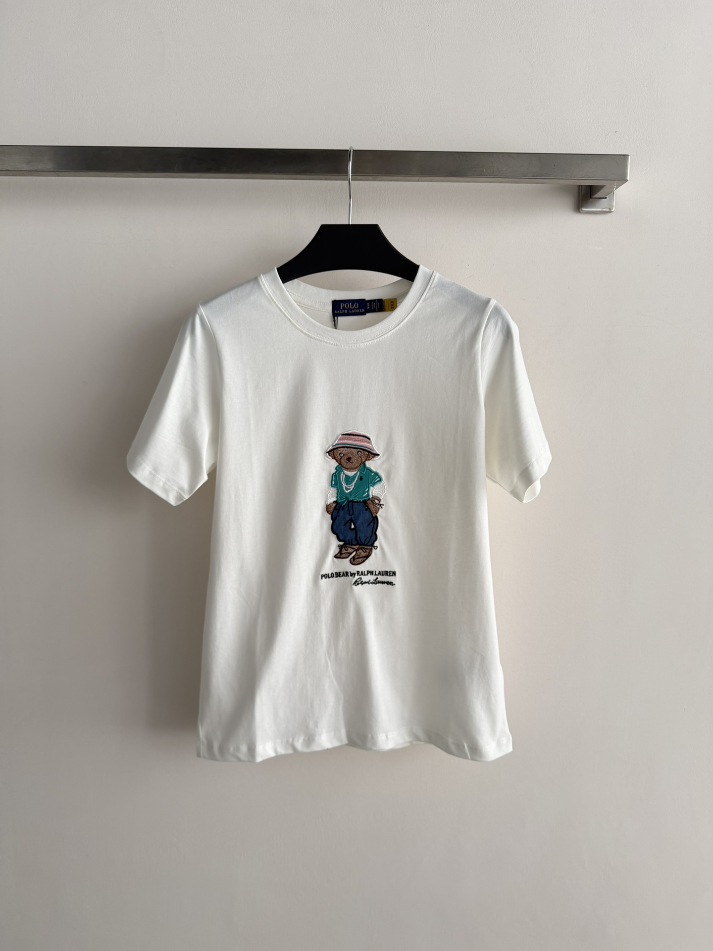 NO:793075,Ralph Laure*26 new series of bear embroidered T-shirts are made of high-quality cotton, soft and skin-friendly, with excellent breathability, and are super comfortable to wear in summer!  Round neck + three-dimensional cartoon bear, casual and fun, can be easily worn in daily life or on vacation. Regular version, it is OK to match with jeans or shorts, you can easily get American casual style!  SML,,loro piana,shorts,jeans,tees,t-shirt,19860909Ralph Laure*26新款小熊刺绣系列T恤,采用高品质棉,柔软亲肤,透气性超棒,夏天穿超舒服！圆领+立体卡通小熊,休闲又有趣,日常或度假都能轻松驾驭.常规版型,搭配牛仔裤或短裤都很OK,轻松get美式休闲风！SML,,loro piana,shorts,jeans,tees，t-shirt,,Women's clothing