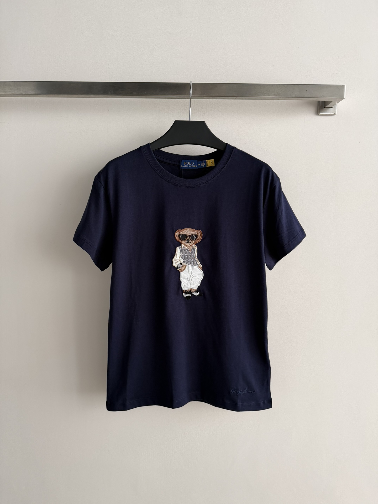 NO:793079,Ralph Laure*26 new series of bear embroidered T-shirts are made of high-quality cotton, soft and skin-friendly, with excellent breathability, and are super comfortable to wear in summer!  Round neck + three-dimensional cartoon bear, casual and fun, can be easily worn in daily life or on vacation. Regular version, it is OK to match with jeans or shorts, you can easily get American casual style!  SML,,loro piana,shorts,jeans,tees,t-shirt,19860909Ralph Laure*26新款小熊刺绣系列T恤,采用高品质棉,柔软亲肤,透气性超棒,夏天穿超舒服！圆领+立体卡通小熊,休闲又有趣,日常或度假都能轻松驾驭.常规版型,搭配牛仔裤或短裤都很OK,轻松get美式休闲风！SML,,loro piana,shorts,jeans,tees，t-shirt,,Women's clothing