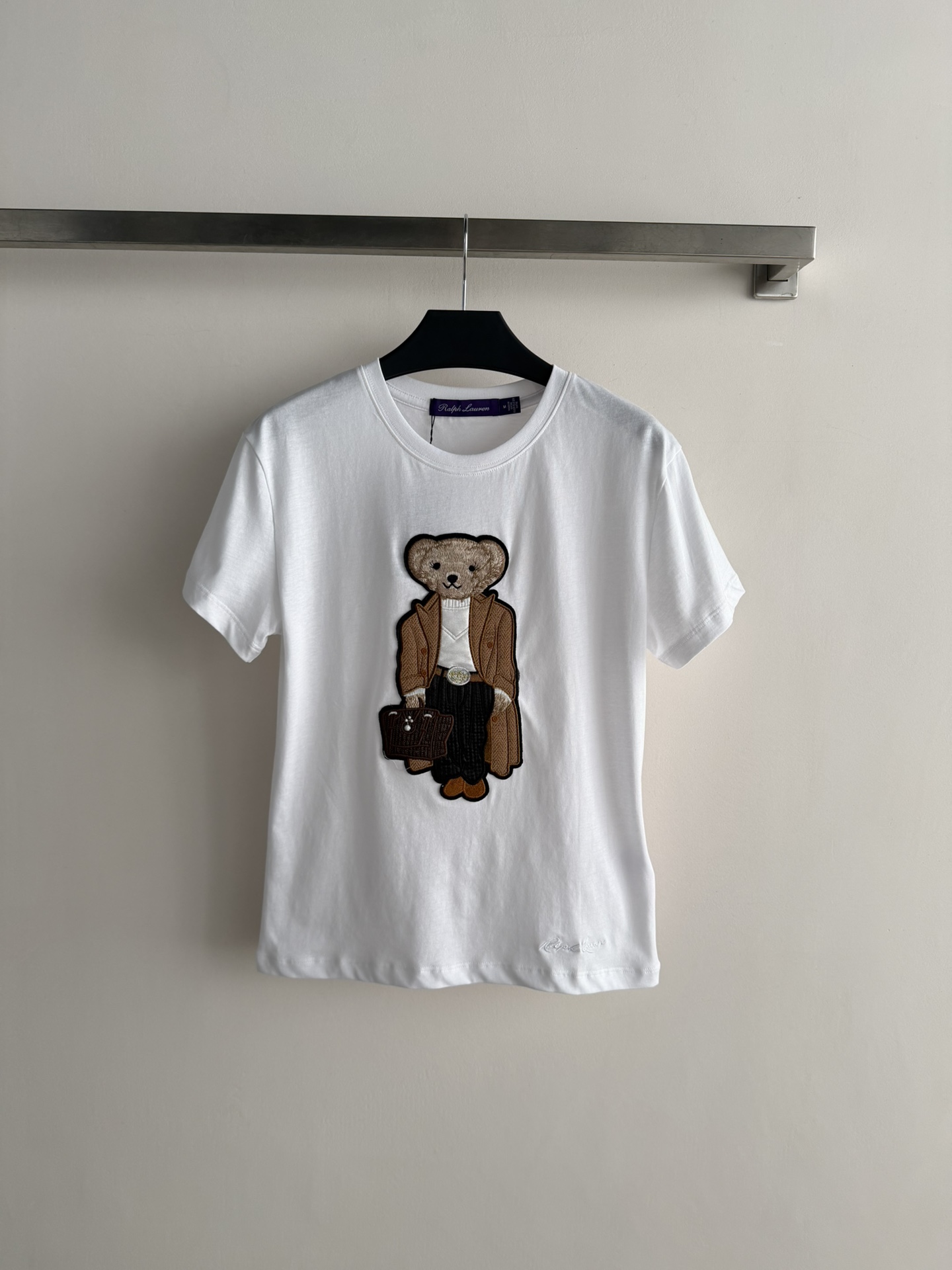 NO:793081,Ralph Laure*26 new Purple Label series bear embroidered T-shirt, made of 100% cotton, soft and breathable to the touch, with exquisite bear embroidery details, full of three-dimensionality, and full of fun. Regular fit, suitable for a variety of body types, suitable for wearing alone or layered, and can be easily used for commuting and leisure. The Purple Label series is positioned as high-end, with excellent craftsmanship and fabrics. It is a must-have item for spring and summer wardrobes!  SML,,loro piana,tees,t-shirt,19860909Ralph Laure*26新款紫标系列 小熊刺绣T恤,采用百分百棉,触感柔软透气,小熊刺绣细节精致,立体感满满,趣味十足.常规版型,适合多种身材,单穿或内搭都很OK,通勤休闲都能轻松驾驭.紫标系列定位高端,工艺和面料都很赞,是春夏衣橱百搭必备单品！SML,,loro piana,tees，t-shirt,,Women's clothing