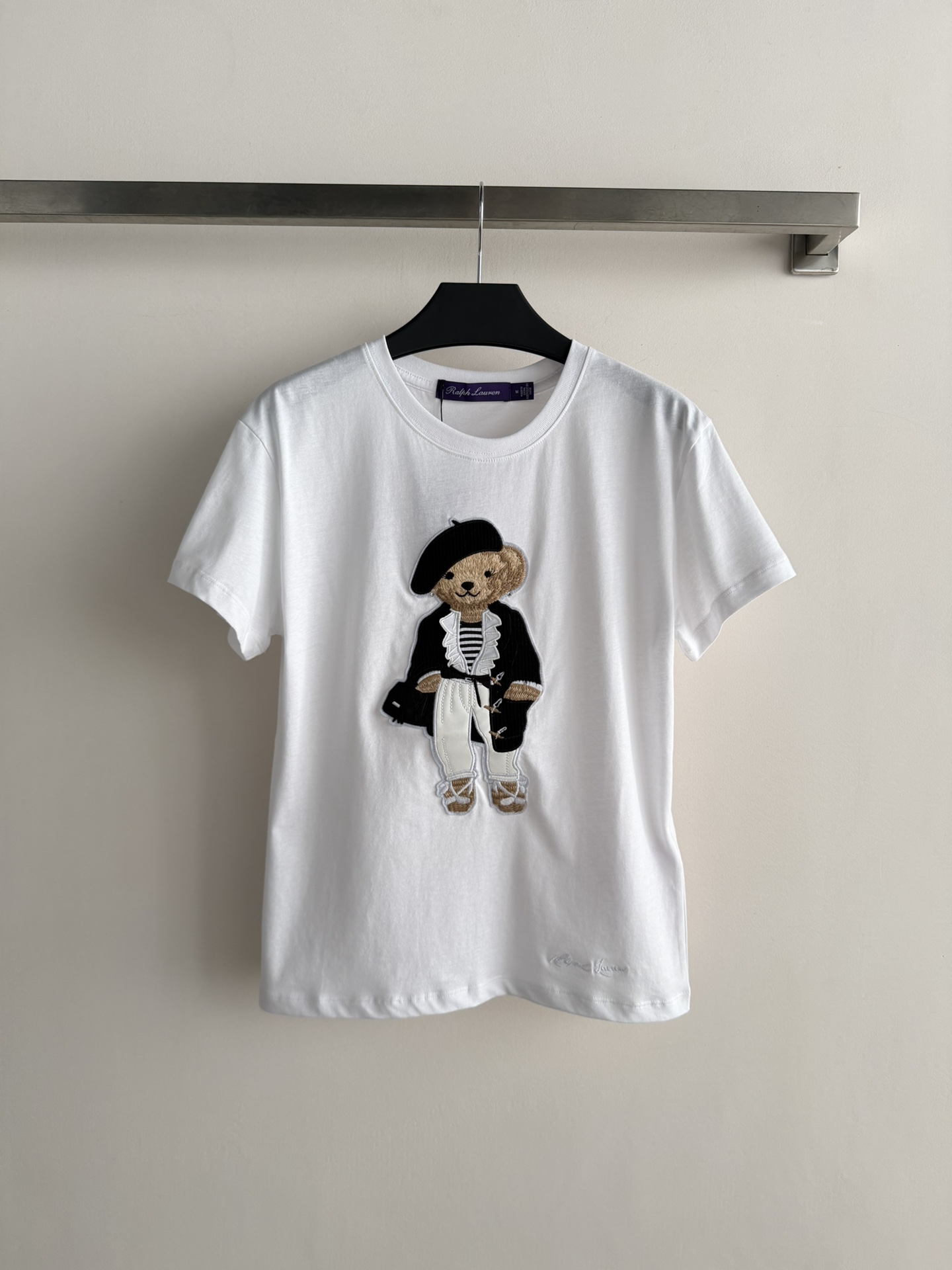 NO:793089,Ralph Laure*26 new Purple Label series bear embroidered T-shirt, made of 100% cotton, soft and breathable to the touch, with exquisite bear embroidery details, full of three-dimensionality, and full of fun. Regular fit, suitable for a variety of body types, suitable for wearing alone or layered, and can be easily used for commuting and leisure. The Purple Label series is positioned as high-end, with excellent craftsmanship and fabrics. It is a must-have item for spring and summer wardrobes!  SML,,loro piana,tees,t-shirt,19860909Ralph Laure*26新款紫标系列 小熊刺绣T恤,采用百分百棉,触感柔软透气,小熊刺绣细节精致,立体感满满,趣味十足.常规版型,适合多种身材,单穿或内搭都很OK,通勤休闲都能轻松驾驭.紫标系列定位高端,工艺和面料都很赞,是春夏衣橱百搭必备单品！SML,,loro piana,tees，t-shirt,,Women's clothing