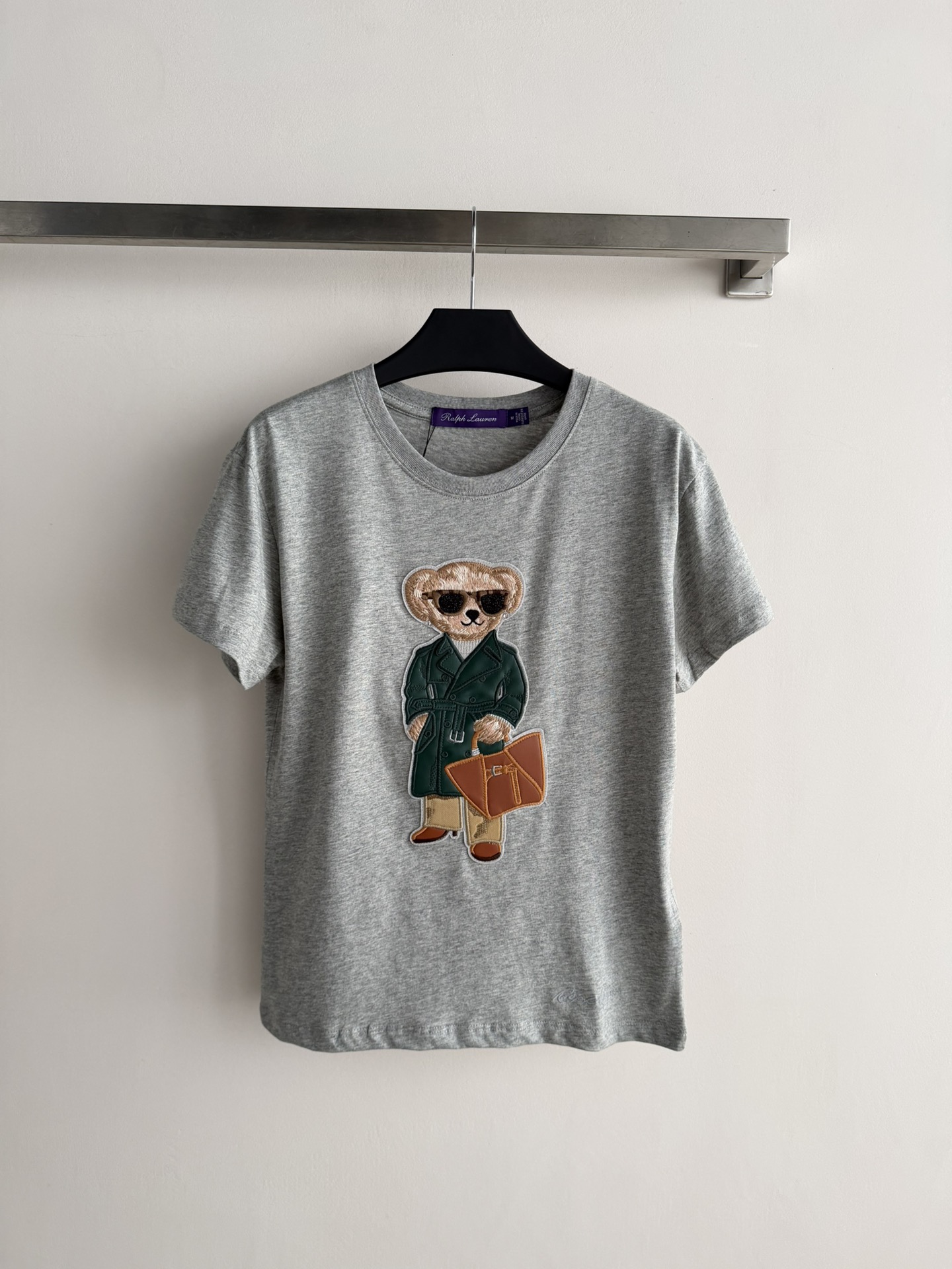 NO:793085,Ralph Laure*26 new Purple Label series bear embroidered T-shirt, made of 100% cotton, soft and breathable to the touch, with exquisite bear embroidery details, full of three-dimensionality, and full of fun. Regular fit, suitable for a variety of body types, suitable for wearing alone or layered, and can be easily used for commuting and leisure. The Purple Label series is positioned as high-end, with excellent craftsmanship and fabrics. It is a must-have item for spring and summer wardrobes!  SML,,loro piana,tees,t-shirt,19860909Ralph Laure*26新款紫标系列 小熊刺绣T恤,采用百分百棉,触感柔软透气,小熊刺绣细节精致,立体感满满,趣味十足.常规版型,适合多种身材,单穿或内搭都很OK,通勤休闲都能轻松驾驭.紫标系列定位高端,工艺和面料都很赞,是春夏衣橱百搭必备单品！SML,,loro piana,tees，t-shirt,,Women's clothing