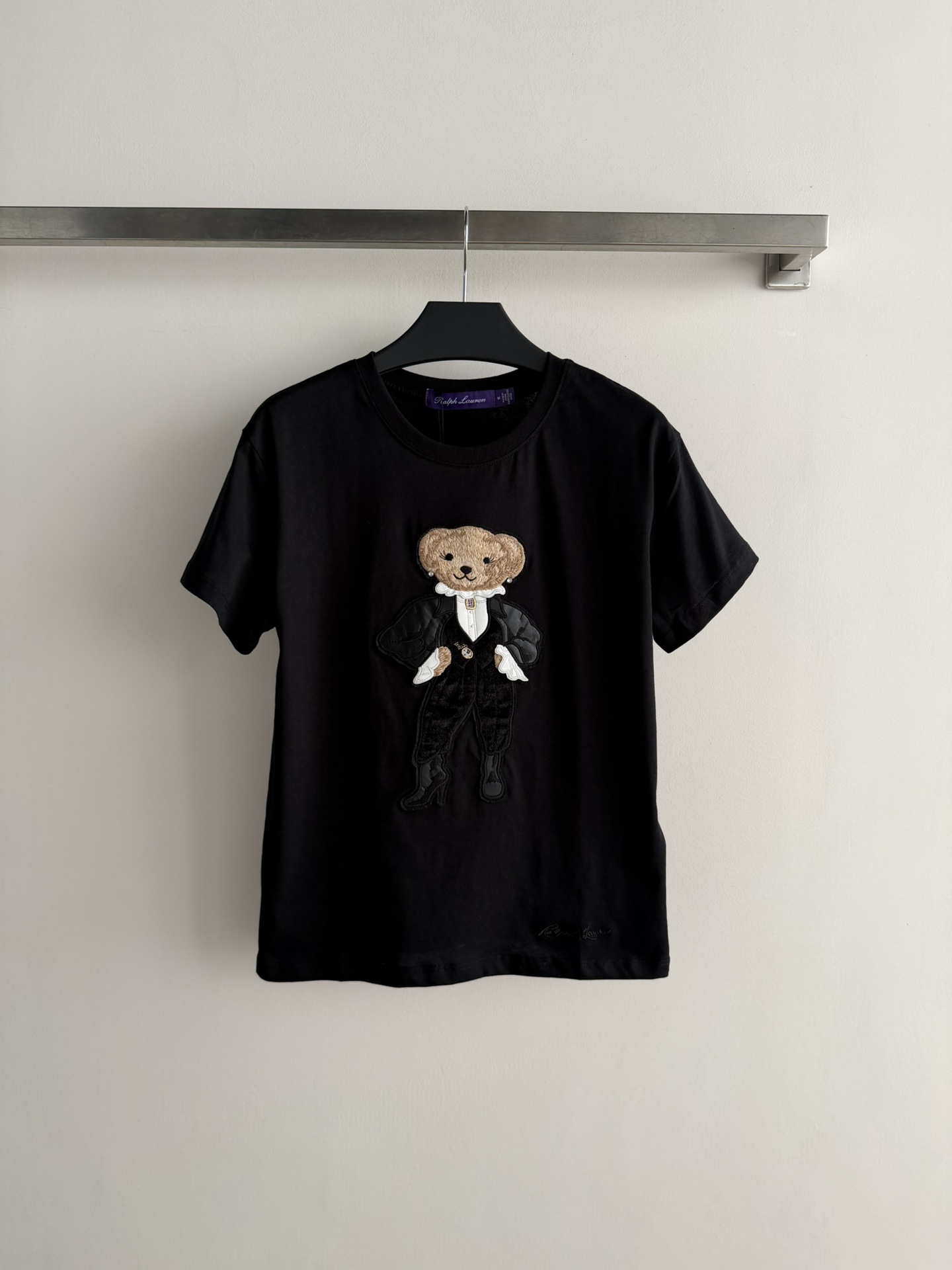 NO:793093,Ralph Laure*26 new Purple Label series bear embroidered T-shirt, made of 100% cotton, soft and breathable to the touch, with exquisite bear embroidery details, full of three-dimensionality, and full of fun. Regular fit, suitable for a variety of body types, suitable for wearing alone or layered, and can be easily used for commuting and leisure. The Purple Label series is positioned as high-end, with excellent craftsmanship and fabrics. It is a must-have item for spring and summer wardrobes!  SML,,loro piana,tees,t-shirt,19860909Ralph Laure*26新款紫标系列 小熊刺绣T恤,采用百分百棉,触感柔软透气,小熊刺绣细节精致,立体感满满,趣味十足.常规版型,适合多种身材,单穿或内搭都很OK,通勤休闲都能轻松驾驭.紫标系列定位高端,工艺和面料都很赞,是春夏衣橱百搭必备单品！SML,,loro piana,tees，t-shirt,,Women's clothing
