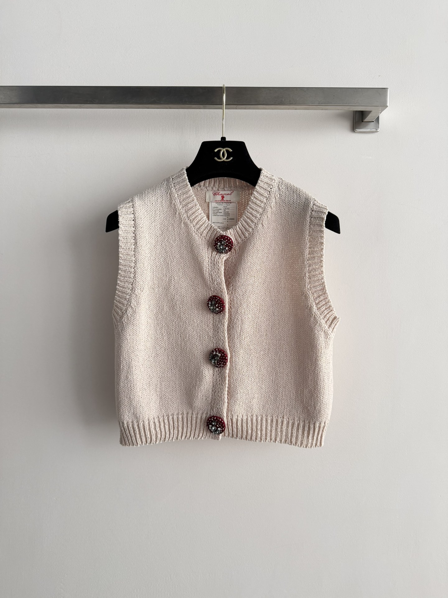 NO:793662,CHANE*'s new knitted vest, full of simple and elegant retro style. Short sleeveless design, exquisite beaded buttons on the front, exquisite details, great for layering or wearing alone. The fabric is soft and comfortable, perfect for spring and autumn. Paired with a T-shirt and high-waisted pants, you can easily create a literary commuting or retro-modern style. It has both temperament and practicality. It is a versatile wardrobe artifact!  SML,,chanel,tees,t-shirt,19860909CHANE*新款针织马甲,简约优雅复古风满分.短款无袖设计,正面精致钉珠纽扣,细节精致,叠穿或单穿都很出彩.面料柔软舒适,春秋季节穿搭超合适.搭配T恤,和高腰裤,轻松打造文艺通勤或复古摩登风,气质与实用性兼具,是衣橱百搭神器！SML,,chanel,tees，t-shirt,,Women's clothing