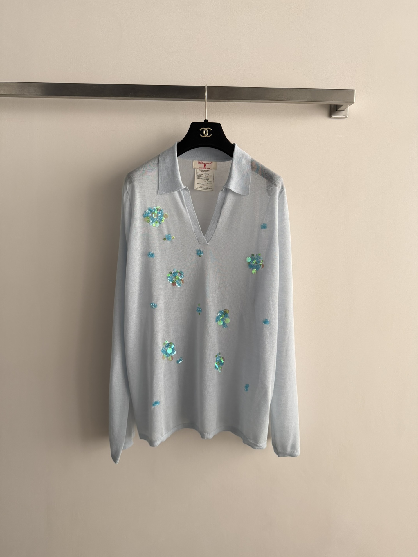 NO:793659,Chane*26SS new embroidered floral long-sleeved top, soft knitted fabric, super comfortable to wear!  Exquisite floral embroidery + sequin embellishment on the front, full of details. Perfect for daily wear or light formal occasions. The color is fresh and elegant. Pair it with jeans or skirts in spring and summer, and you can easily get a gentle and elegant look~SML,,chanel,skirts,jeans,19860909Chane*26SS新款刺绣花卉长袖上衣,柔软针织面料,穿着超舒适！正面精致花卉刺绣+亮片点缀,细节满分针.日常穿搭或轻正式场合都很○K.颜色清新优雅,春夏季节搭配牛仔裤或半裙,轻松get温柔气质look~SML,,chanel,skirts,jeans,,Women's clothing