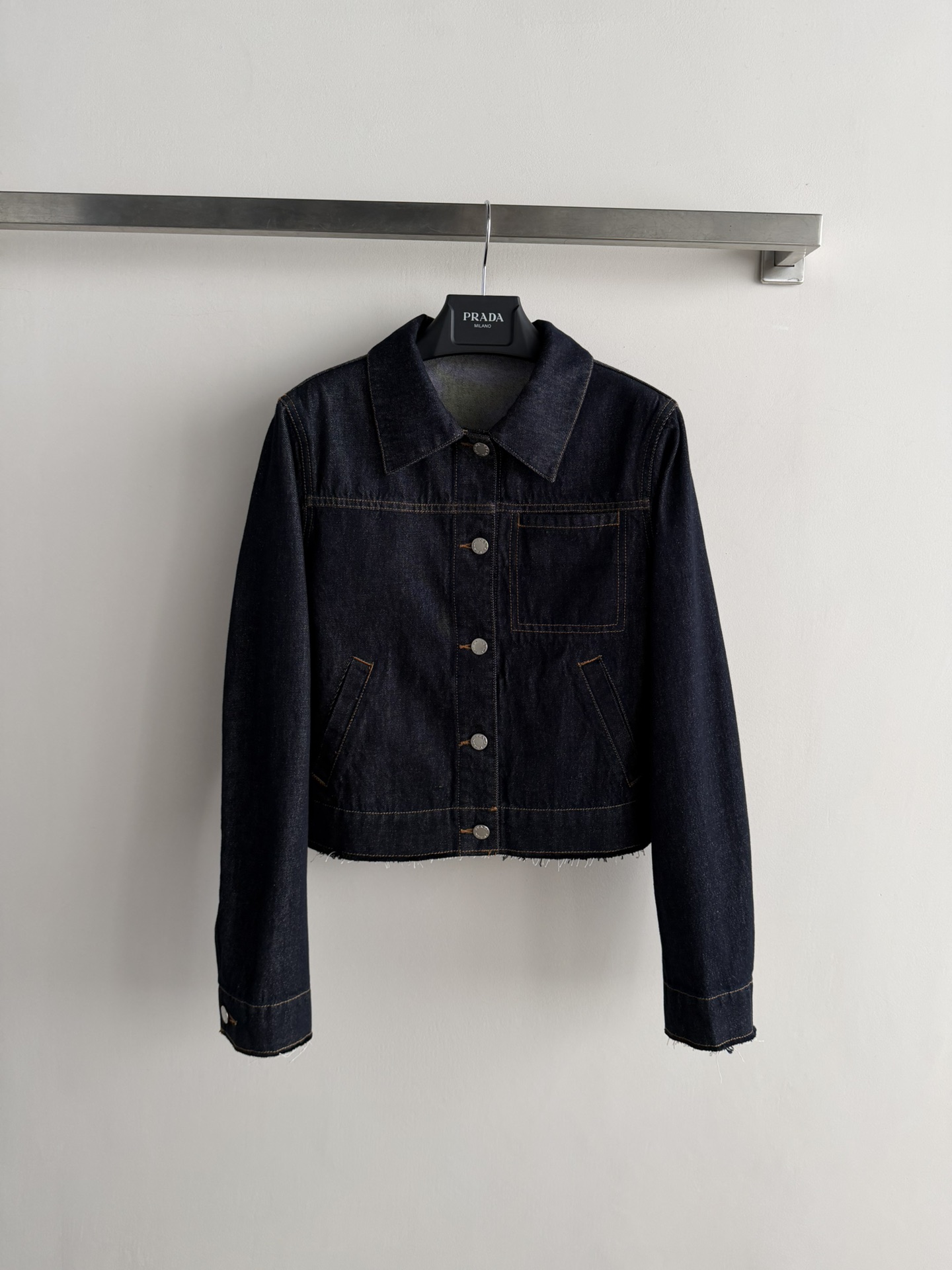 NO:793665,Prad*26 new dark blue denim jacket, made of high-quality denim fabric, classic lapel + short cut, simple and fashionable!  Double pockets + metal buttons on the front, perfect details. The dark blue color is versatile and can be easily worn for commuting or leisure. It goes well with jeans or skirts. The fabric is stiff and durable, perfect for spring and autumn, and can easily create a smart and casual style!  SML,,prada,skirts,jeans,jackets & coats,19860909Prad*26新款深蓝色牛仔夹克,采用高品质丹宁面料,经典翻领+短款剪裁,简约又时髦！正面双口袋+金属纽扣,细节满分.深蓝色百搭,通勤休闲都能轻松驾驭,搭配牛仔裤或裙装都很出彩.面料硬挺耐穿,春秋季节穿着超合适,轻松打造干练随性风格！SML,,prada,skirts,jeans,jackets & coats,,Women's clothing