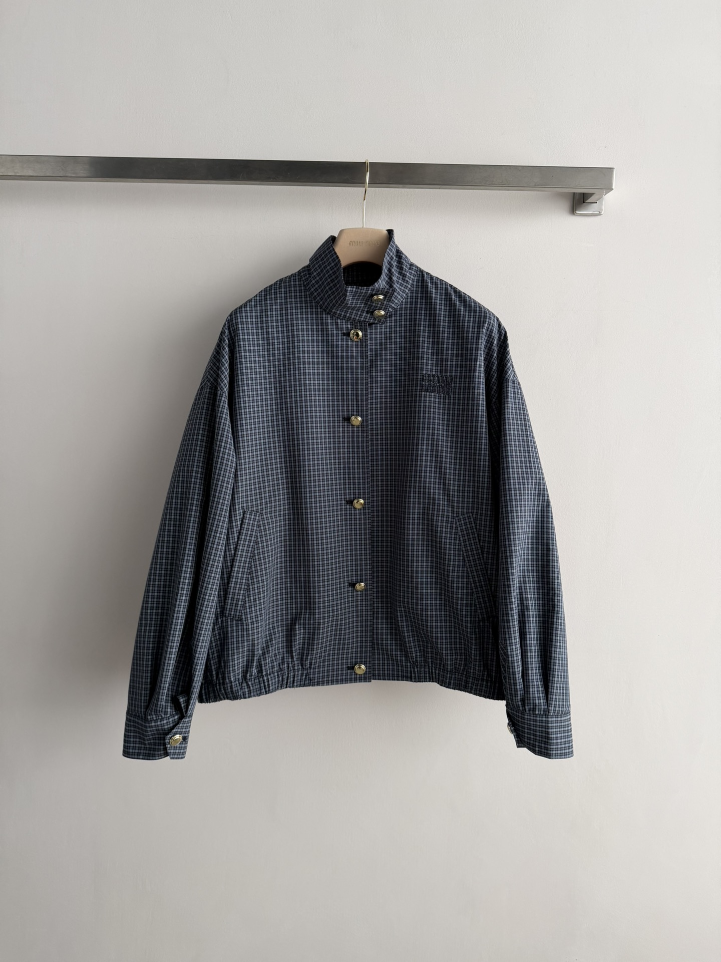 NO:793646,Miu Mi*26 early spring series blue plaid jacket, made of worsted cotton, plaid technology adds color to the stand-up collar + metal buttons, full of retro college style, loose version is super casual, paired with the plaid skirt of the same series, you can easily get a sweet and cool style!  Plaid is classic, low-key and textured. It is suitable for daily commuting or leisure. It is also very attractive when layered to reduce age. It is one of the popular items for early spring~SML,,miumiu,skirts,jackets & coats,jackets & coats,19860909Miu Mi*26早春系列蓝色格纹夹克外套,精纺棉材质,格纹工艺增添色彩立领+金属纽扣,复古学院风满满,宽松版型超显随性,搭配同系列格纹短裙,轻松get甜酷风！格纹经典低调有质感,日常通勤或休闲都很适合,叠穿减龄也很出彩,是早春穿搭热门单品之一～SML,,miumiu,skirts,jackets & coats,jackets & coats,,Women's clothing