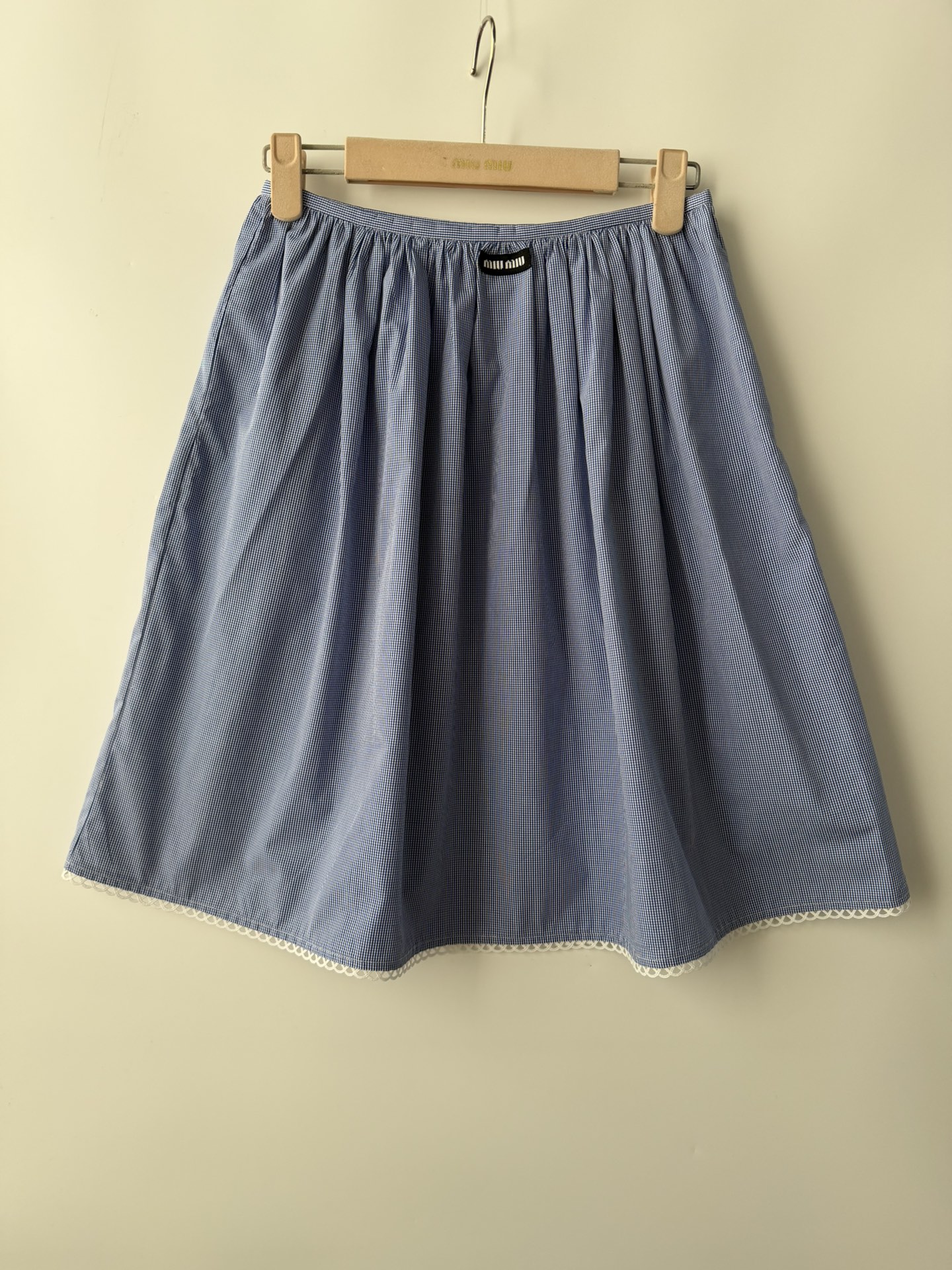 NO:793636,MiuMi*26SS new plaid skirt hem is decorated with wavy cross-lace lace. The waist is embellished with brand letters and is highly recognizable. The soft and waxy poplin fabric is super comfortable to wear~ The wide version is not picky and can be worn with a series of shirts. It is clean and well-behaved. Cute and sweet style SML,,miumiu,skirts,19860909MiuMi*26SS新款格子半裙裙摆波浪纹交叉花边装饰,细节和精致度满分腰部品牌字母点缀自带辨识度软糯的府绸面料贴身穿超舒服～ 阔版型不挑人穿,可搭配系列衬衣一套穿搭干净乖巧 可爱甜美风 SML,,miumiu,skirts,,Women's clothing