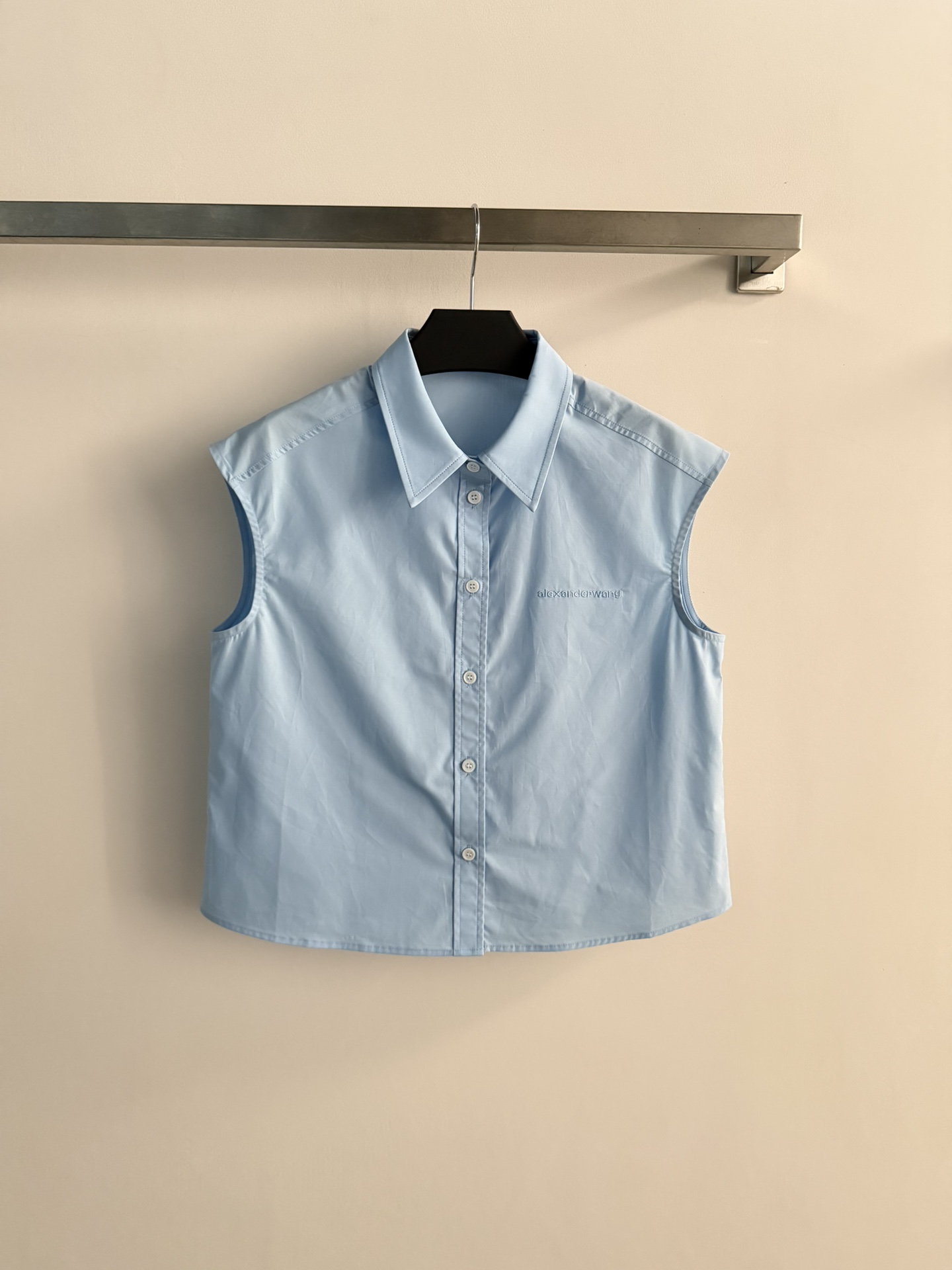 NO:793634,Alexander Wan*26SS new blue sleeveless short shirt, made of light cotton fabric, super breathable in summer!  Classic lapel + front button design, neat tailoring, simple and stylish. The sleeveless design is very suitable for layering, perfect for layering!  Light blue is fresh and natural, and can be easily used for commuting, leisure, and vacation. It is a must-have and versatile item in the spring and summer wardrobe~SML,,shirts,19860909Alexander Wan*26SS新款蓝色无袖短款衬衫,采用轻薄棉质面料,夏天穿超透气！经典翻领+正面纽扣设计,剪裁利落,简约又有型.无袖设计很适合叠穿,层次感满分！浅蓝色清新自然,通勤、休闲、度假都能轻松驾驭,是春夏衣橱必备百搭单品～SML,,shirts,,Women's clothing
