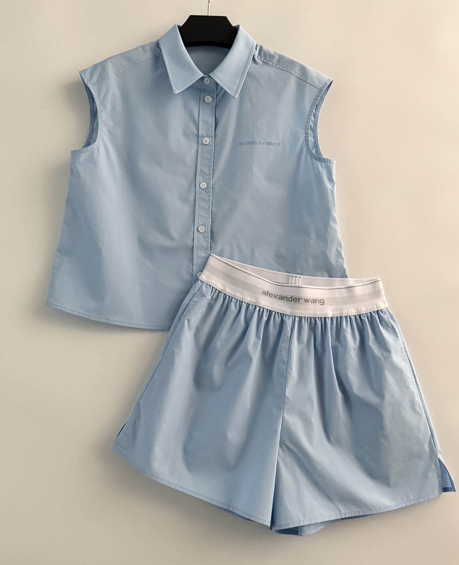 NO:793651,Alexander Wan*26SS blue high-waisted shorts, made of high-quality cotton, are soft and breathable and perfect for summer. The shorts have an elastic waistband, which is comfortable and tolerant. The light blue is refreshing and simple, and can be easily used in daily life, vacation, and leisure. It is OK to match with sandals or white shoes, and you can easily get a fashion sense!  SML,,sandals,shorts,19860909Alexander Wan*26SS蓝色高腰短裤,高品质棉材质,柔软透气超适合夏天,短裤松紧腰带,舒适又包容.浅蓝色清爽简约,日常、度假、休闲都能轻松驾驭,搭配凉鞋或小白鞋都很OK,轻松get时尚感穿搭！SML,,sandals,shorts,,Women's clothing