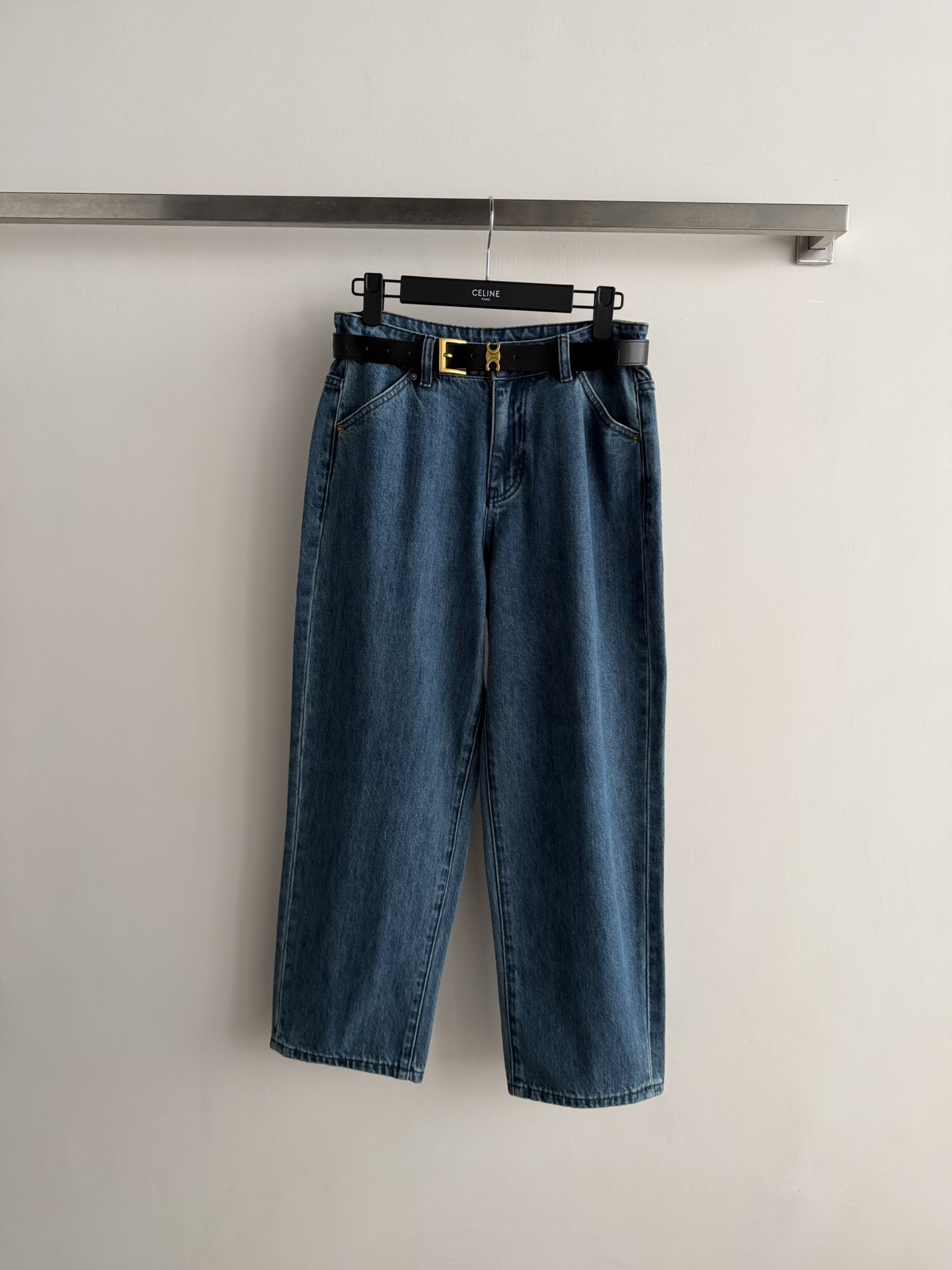 NO:793648,CELIN*26 new high-waisted jeans are made of washed blue fabric, with a black belt and metal buckle, which are retro and versatile. The upper body is friendly to small figures. The length of the nine-point pants is just enough to expose the ankles. It is fashionable and neat. The fabric is soft and breathable. It is also very comfortable to wear in summer. It can be easily worn with a T-shirt, sweater or shirt. It can be easily used for commuting and leisure. It is a must-have universal item in the wardrobe!  SML,,celine,jeans,shirts,tees,t-shirt,19860909CELIN*26新款高腰牛仔裤采用水洗蓝面料,搭配黑色腰带金属扣复古又百搭,版型上身对小个子身材都很友好 九分裤长刚好露脚踝,时髦又利落,面料柔软透气,夏天穿也很舒服～随便搭T恤、针织衫或衬衫,通勤休闲都能轻松驾驭,是衣橱必备的万能单品！SML,,celine,jeans,shirts,tees，t-shirt,,Women's clothing