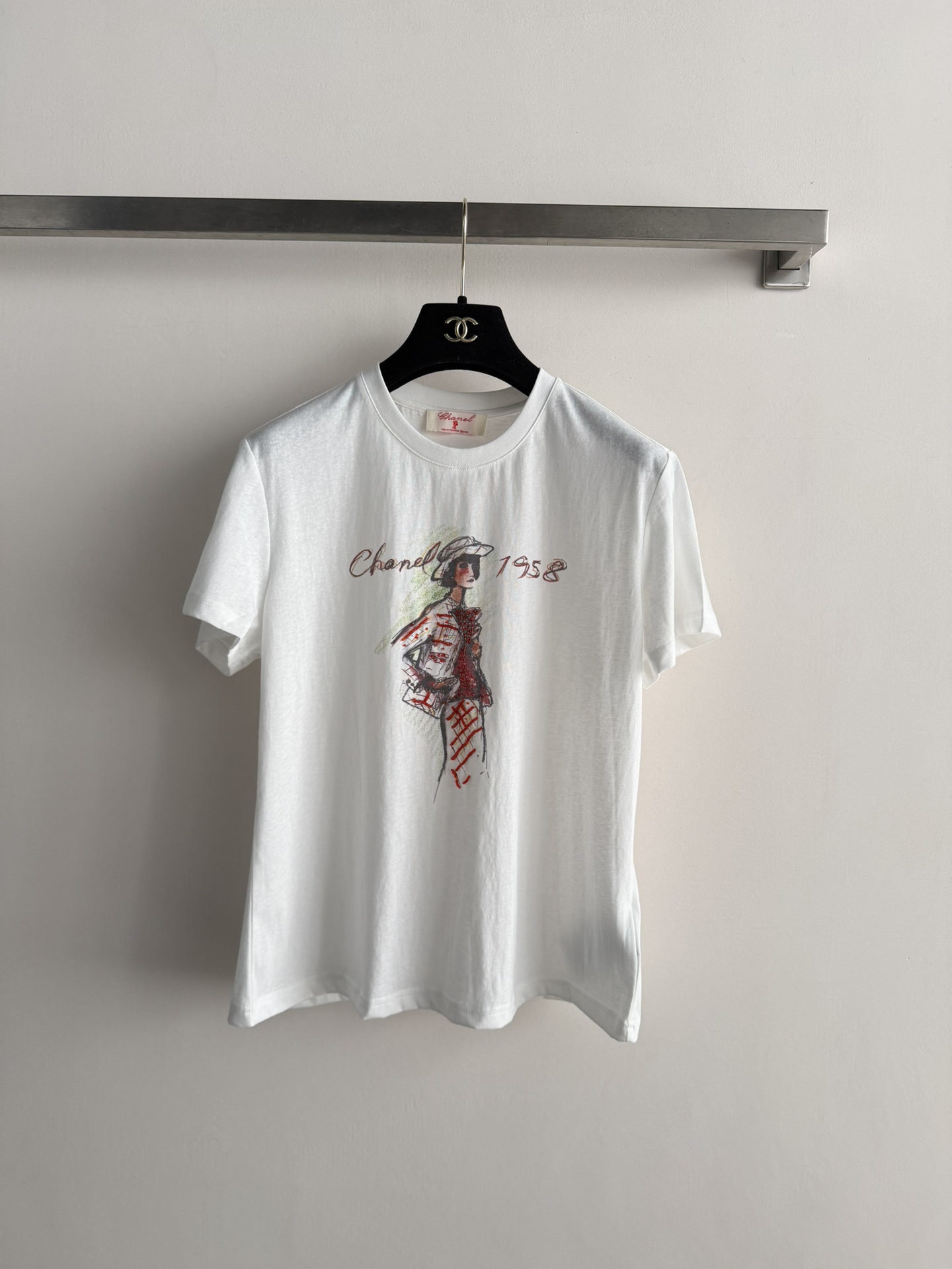 NO:793656,CHANE*26SS new hand-painted printed T-shirt, the front hand-painted printing is super artistic, fashionable and elegant female pattern + beading elements, full of romantic atmosphere!  The fabric is breathable and comfortable, suitable for daily wear or casual wear. It looks great with jeans and skirts. The details are perfect, fashionable and practical, and it is easy to wear with a high-end feel~SML,,chanel,skirts,jeans,tees,t-shirt,19860909CHANE*26SS新款手绘印花T恤,正面手绘印花超有艺术感,时尚优雅女性图案+钉珠元素,浪漫氛围拉满！面料透气舒适,日常穿搭或休闲都OK,随手搭牛仔裤、半裙都很出彩针.细节满分,时尚又实用,轻松穿出高级感~SML,,chanel,skirts,jeans,tees，t-shirt,,Women's clothing