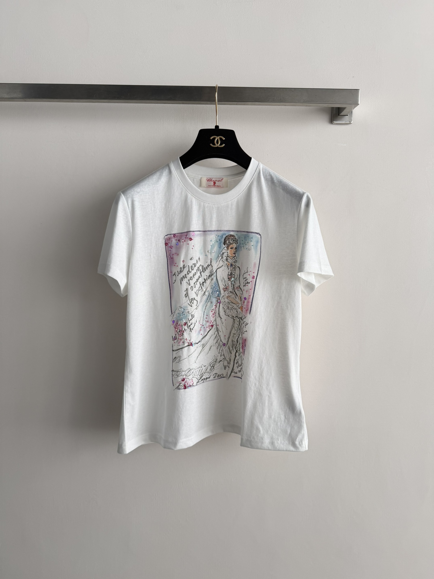 NO:793653,CHANE*26SS new hand-painted printed T-shirt, the front hand-painted printing is super artistic, the wedding dress pattern + sequin elements, full of romantic atmosphere!  The fabric is breathable and comfortable, suitable for daily wear or casual wear. It looks great with jeans and skirts. The details are perfect, fashionable and practical, and it is easy to wear with a high-end feel~SML,,chanel,skirts,jeans,tees,t-shirt,19860909CHANE*26SS新款手绘印花T恤,正面手绘印花超有艺术感,婚纱新娘图案+亮片元素,浪漫氛围拉满！面料透气舒适,日常穿搭或休闲都OK,随手搭牛仔裤、半裙都很出彩针.细节满分,时尚又实用,轻松穿出高级感~SML,,chanel,skirts,jeans,tees，t-shirt,,Women's clothing