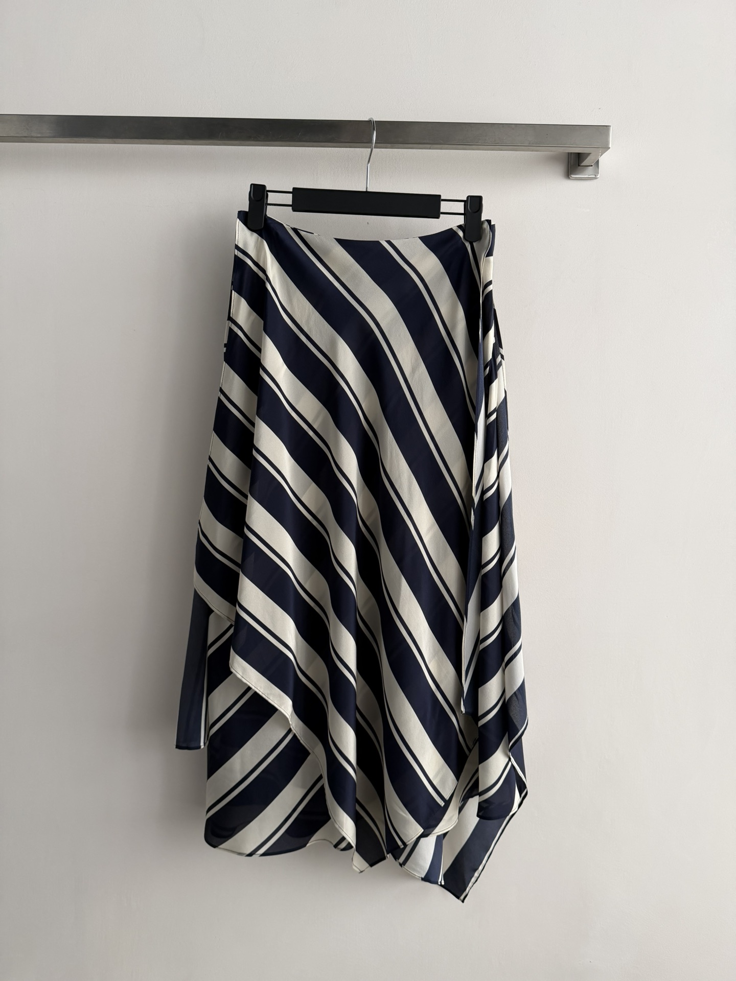 NO:793643,Ralph Laure*26 early spring series blue and white striped silk skirt, made of mulberry silk, with a light and draping texture and a smooth touch. The irregular multi-layered skirt + blue and white stripes are full of nautical style, elegant and casual. The skirt length is moderate, which can be easily controlled for commuting and vacation. Pair it with a sweater or shirt, and you can easily get the old money style!  SML,,loro piana,skirts,shirts,real silk,19860909Ralph Laure*26早春系列蓝白条纹真丝半裙,采用桑蚕丝,质地轻盈垂坠,触感柔滑.不规则多层裙摆+蓝白条纹,航海风满满,优雅又随性.裙长适中,通勤、度假都能轻松驾驭,搭配针织衫或衬衫,轻松get老钱风穿搭！SML,,loro piana,skirts,shirts,real silk,,Women's clothing