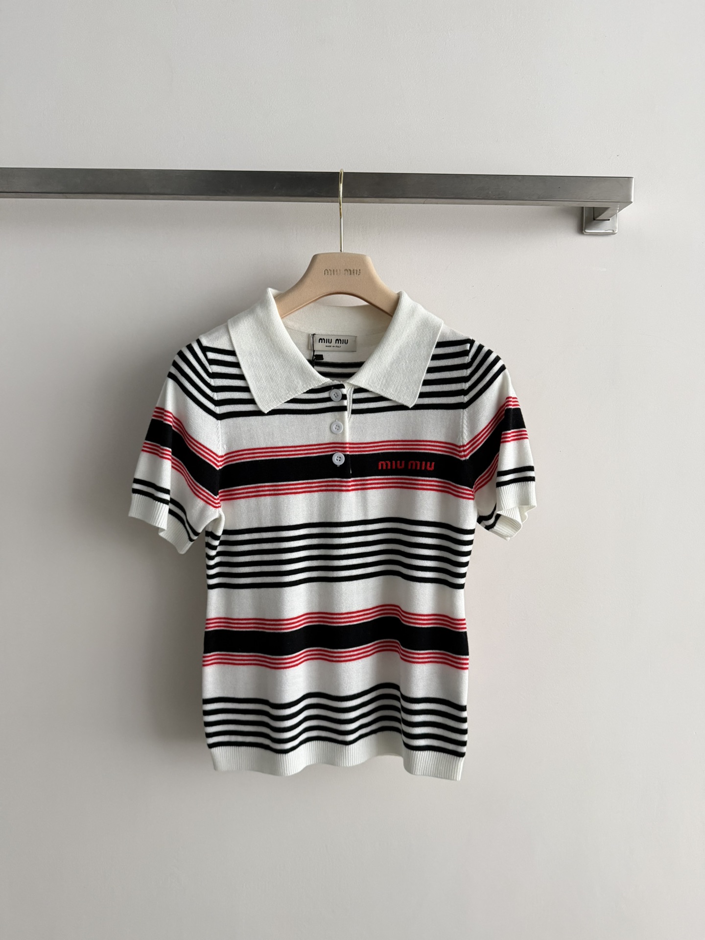 NO:794081,Miu Mi*26SS new striped knitted Polo shirt, made of soft and skin-friendly knitted fabric, classic lapel + three buttons, simple and detailed. The brand embroidery on the chest is very recognizable and full of college style. It is the first choice for spring and summer wear. The loose version is comfortable and fashionable, and it looks great when worn alone or layered. It can be easily switched between elegant or casual styles when paired with skirts and suit pants. It is a versatile and practical wardrobe item!  Three-color SML,,miumiu,skirts,business suit,19860909Miu Mi*26SS新款条纹针织Polo衫,采用柔软亲肤针织面料,经典翻领+三颗纽扣,简约又有细节感.胸前品牌刺绣超有辨识度,学院风满满,春夏穿搭首选飞.宽松版型舒适又时髦,单穿或叠穿都很出彩,搭配半裙、西装裤都能轻松切换优雅或休闲风格,是衣橱百搭实用单品！三色SML,,miumiu,skirts,business suit,,Women's clothing