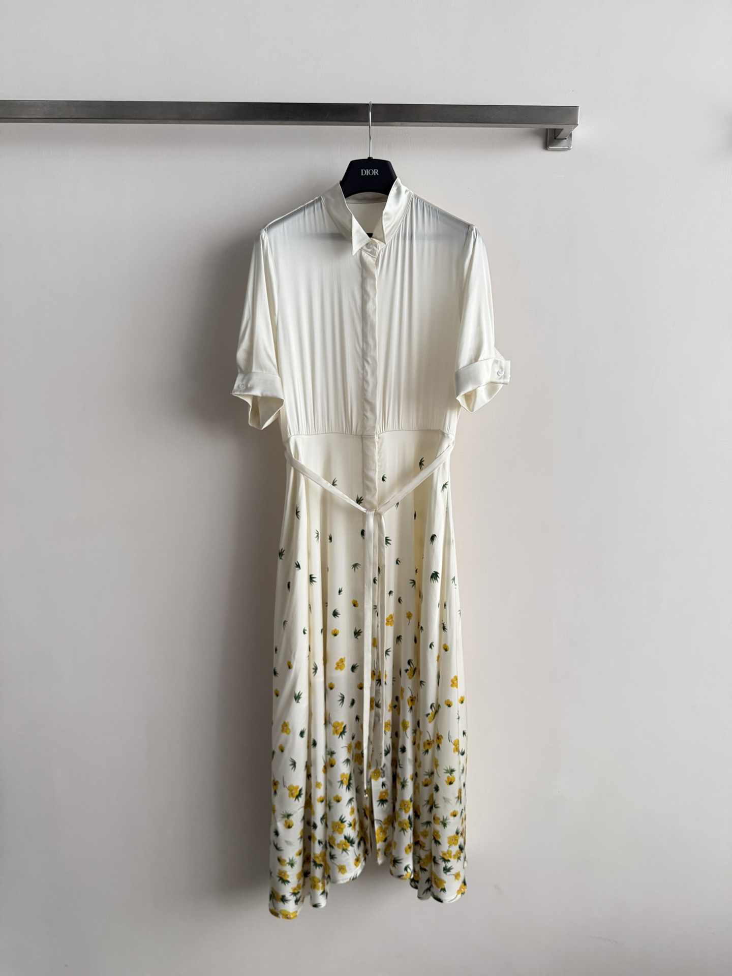 NO:794059,Dio*26SS new series floral silk dress with off-white bottom and green leaves and yellow flowers is fresh and elegant, full of spring atmosphere!  Lightweight cotton fabric, comfortable to wear, waist belt of the same color to modify the figure, skirt length is moderate, suitable for daily life or vacation to continue the classic elements of Dior, paired with simple accessories or handbags of the same brand, you can easily get a high-end look SML-, dior, skirts, real silk,19860909Dio*26SS新款系列花卉真丝连衣裙米白底配绿叶黄花清新优雅,春日氛围感满满！轻薄棉面料,穿着舒适,腰部同色腰带修饰身形,裙摆长度适中,日常或度假都很适合延续Dior经典元素,搭配简约配饰或同品牌手袋,轻松get高级感穿搭SML-,,dior,skirts,real silk,,Women's clothing