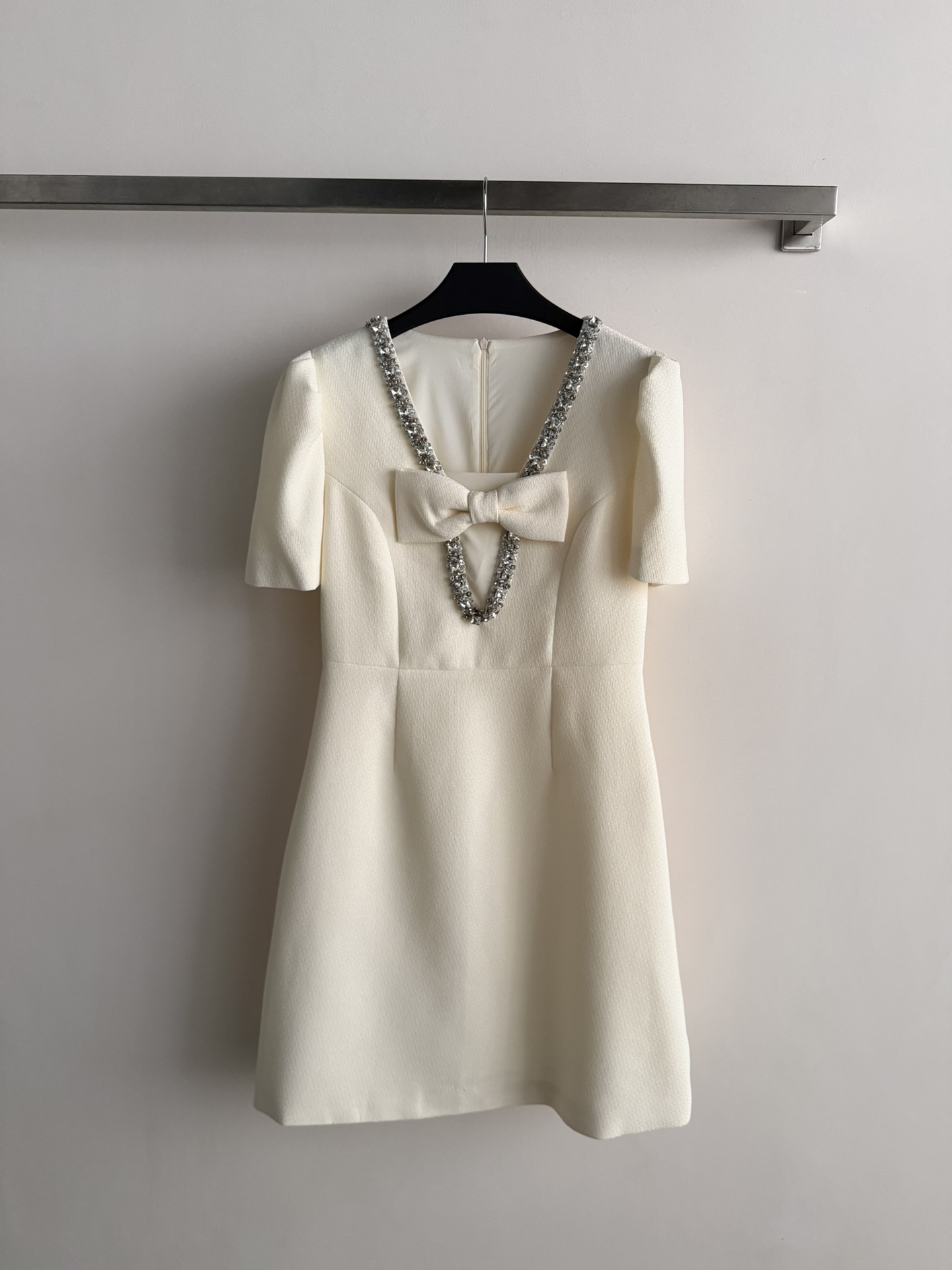 NO:794063,Deep V-neck bow dress, high waist design + short sleeve tailoring, full of elegance!  The neckline is decorated with a diamond chain + bow, which is exquisite and super comfortable to wear in spring and summer. The skirt is moderately long, slimming and flattering, and can be easily used on dates, parties, and formal occasions. It has a sweet French atmosphere and is a must-have for girls with light luxury and elegant style!  SML,,skirts,T-shirt,19860909深V领蝴蝶结连衣裙,高腰设计+短袖剪裁,优雅气质满分！领口钻饰链条+蝴蝶结,精致感爆棚骨,春夏穿超舒适.裙长适中,显瘦又修饰身形,约会、聚会、正式场合都能轻松驾驭,法式甜美氛围感拉满,轻奢优雅风格女生必入！SML,,skirts,T-shirt,,Women's clothing