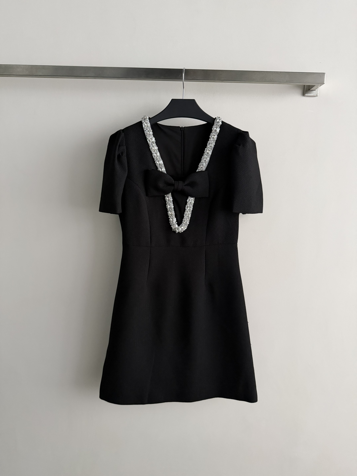 NO:794069,Deep V-neck bow dress, high waist design + short sleeve tailoring, full of elegance!  The neckline is decorated with a diamond chain + bow, which is exquisite and super comfortable to wear in spring and summer. The skirt is moderately long, slimming and flattering, and can be easily used on dates, parties, and formal occasions. It has a sweet French atmosphere and is a must-have for girls with light luxury and elegant style!  SML,,skirts,T-shirt,19860909深V领蝴蝶结连衣裙,高腰设计+短袖剪裁,优雅气质满分！领口钻饰链条+蝴蝶结,精致感爆棚骨,春夏穿超舒适.裙长适中,显瘦又修饰身形,约会、聚会、正式场合都能轻松驾驭,法式甜美氛围感拉满,轻奢优雅风格女生必入！SML,,skirts,T-shirt,,Women's clothing