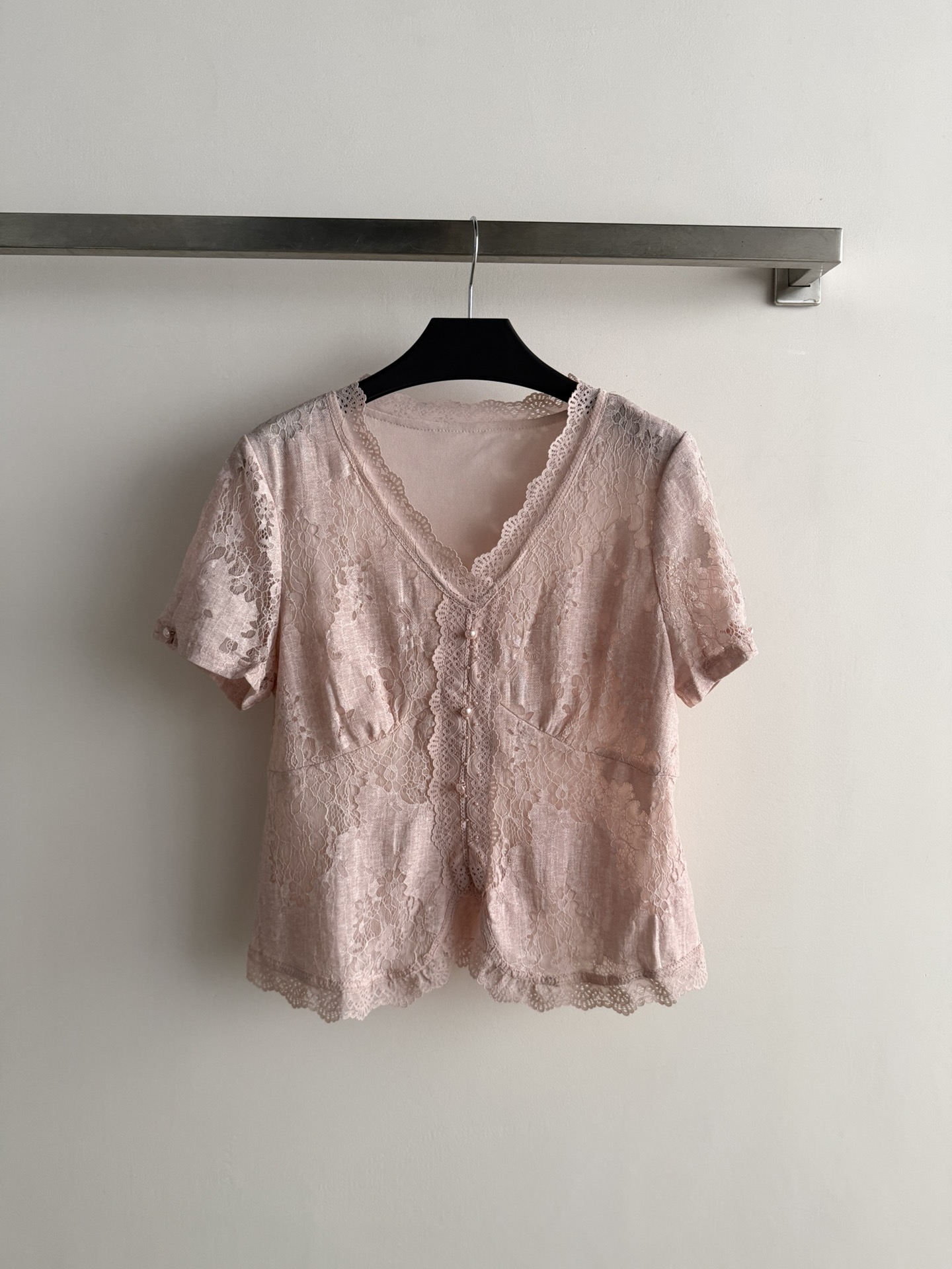 NO:794053,The new 26SS lace top adopts a V-neck design. The body is covered with lace hollow patterns, with a single row of buttons on the front. The pleat design on the chest adds a sense of layering. The overall style is exquisite and soft. It can be paired with a skirt to create an elegant or retro look. SML-,,skirts,19860909新款26SS蕾丝上衣采用V领设计 衣身布满蕾丝镂空花纹,正面设单排纽扣,胸部有褶皱设计增添层次感,整体风格精致柔美,搭配半裙适合打造优雅或复古造型SML-,,skirts,,Women's clothing