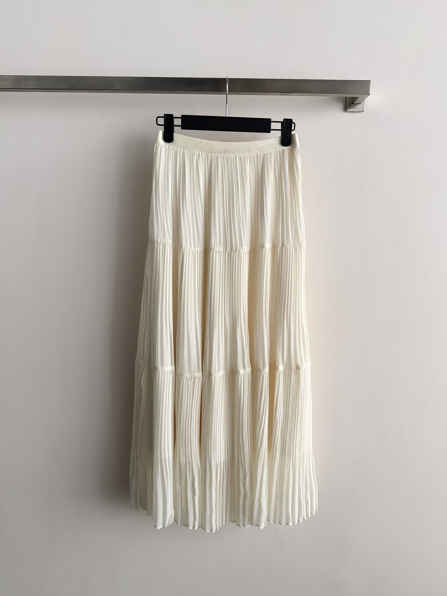 NO:794049,The new 26SS skirt has an elastic waist design and a mid-length design with perfect comfort. It is elegant and generous. Whether it is paired with a T-shirt or a shirt, it can show a different style. The skirt is a must-have item in spring and summer, allowing you to easily control various occasions and show your unique charm. SML-,,skirts,shirts,tees,t-shirt,19860909新款26SS半裙松紧腰设计,舒适度满分中长款设计,优雅又大方,无论是搭配T恤还是衬衫,都能展现出不一样的风格 半裙春夏季节的必备单品,让你轻松驾驭各种场合,展现出你的独特魅力SML-,,skirts,shirts,tees，t-shirt,,Women's clothing