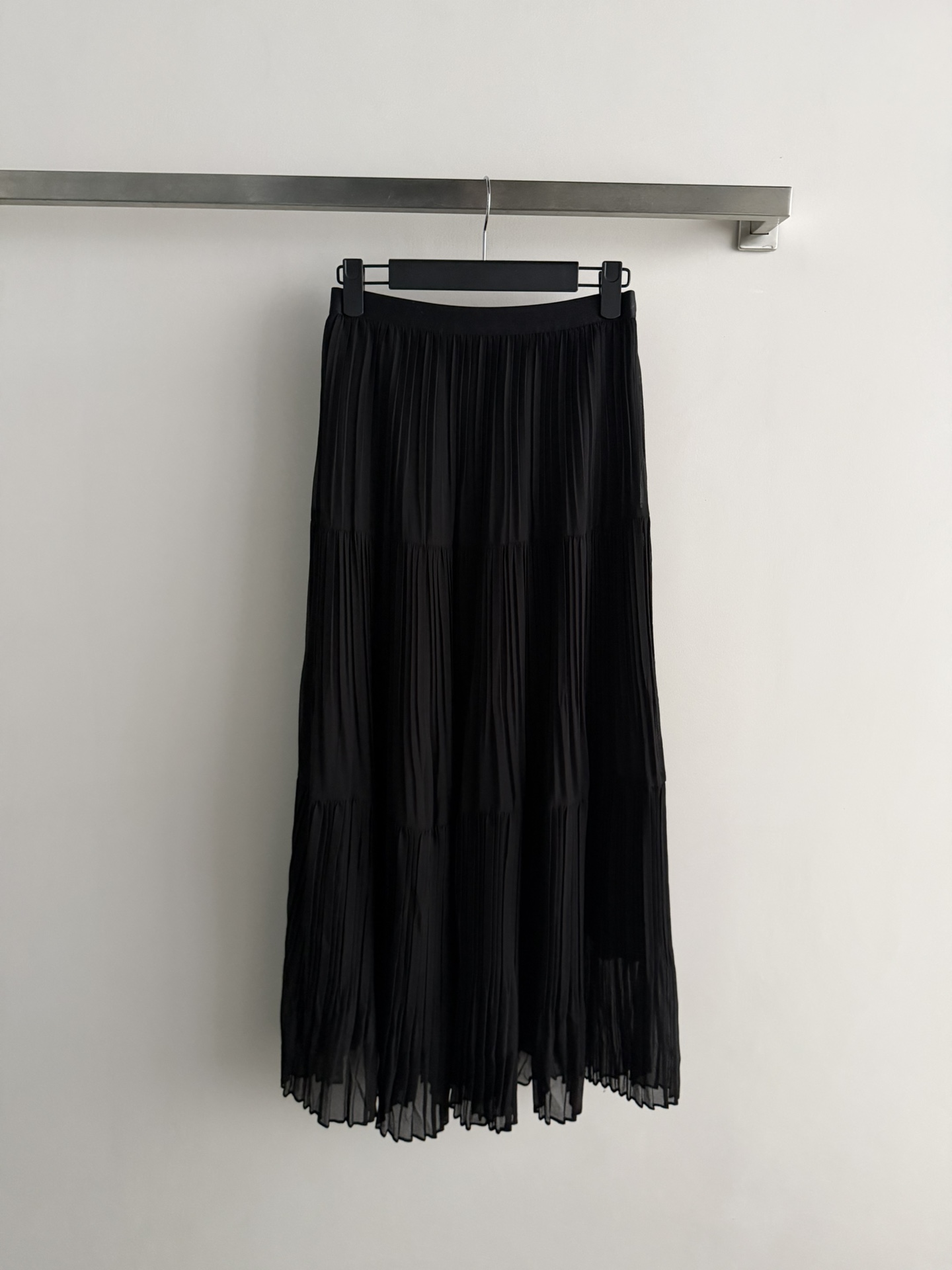 NO:794051,The new 26SS skirt has an elastic waist design and a mid-length design with perfect comfort. It is elegant and generous. Whether it is paired with a T-shirt or a shirt, it can show a different style. The skirt is a must-have item in spring and summer, allowing you to easily control various occasions and show your unique charm. SML, skirts, shirts, tees, t-shirt,19860909新款26SS半裙松紧腰设计,舒适度满分中长款设计,优雅又大方,无论是搭配T恤还是衬衫,都能展现出不一样的风格 半裙春夏季节的必备单品,让你轻松驾驭各种场合,展现出你的独特魅力SML,,skirts,shirts,tees，t-shirt,,Women's clothing