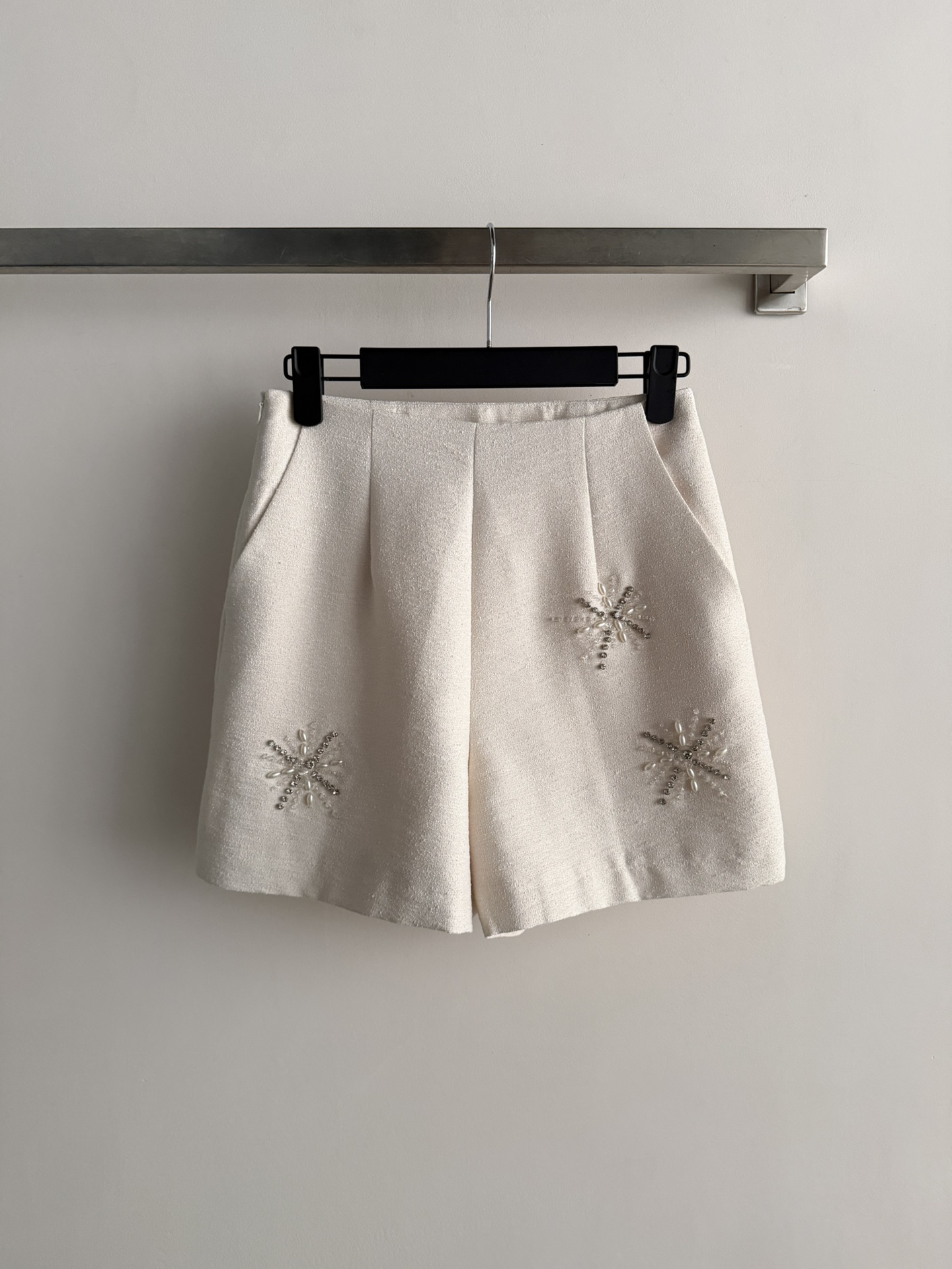 NO:794055,New 26SS beaded high-waisted shorts with three-dimensional beading + snowflake pattern, full of sophistication!  The high-waisted A-shaped design modifies the waistline, making it slim and versatile. It looks great with shirts or sweaters and can be easily switched between multiple styles. It can be easily used for daily commuting and dating. It is a practical and fashionable must-have item. SML-,,shorts,shirts,19860909新款26SS钉珠高腰短裤立体钉珠+雪花图案,精致感满满！高腰A型设计修饰腰线,显瘦又百搭,无论配衬衫还是针织衫都很出彩,轻松切换多种风格』.日常通勤、约会都能轻松驾驭,是实用又时髦的必备单品SML-,,shorts,shirts,,Women's clothing