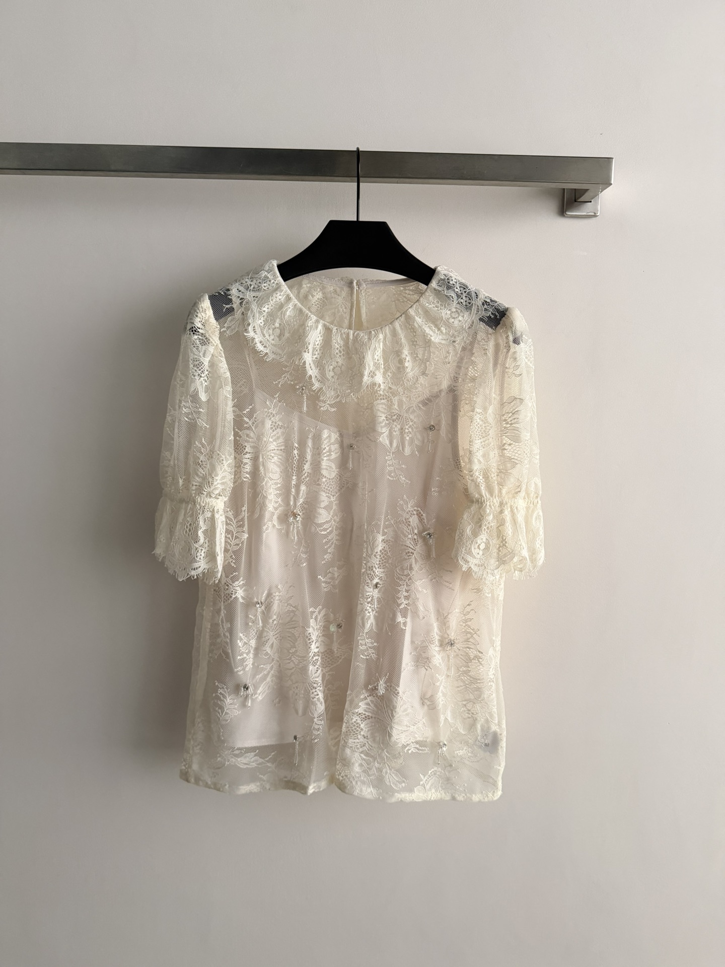 NO:794057,The new 26SS lace embroidery top is made of light and breathable lace, with ultra-fine three-dimensional floral embroidery beads, filling the romantic atmosphere. The round neck + micro-flared cuffs modify the shoulder and neck lines, and the loose version is comfortable to wear and elegant. It is suitable for daily life, vacation, and photo taking. Pair it with a skirt or high-waisted pants to easily get a gentle and sweet style~SML,,skirts,19860909新款26SS蕾丝刺绣上衣采用轻薄透气蕾丝,立体花卉刺绣绣珠超精致,浪漫氛围感拉满.圆领+微喇叭袖口,修饰肩颈线条,宽松版型穿着舒适又显气质.日常、度假、拍照都很适合,搭配半身裙或高腰裤,轻松get温柔甜美风~SML,,skirts,,Women's clothing