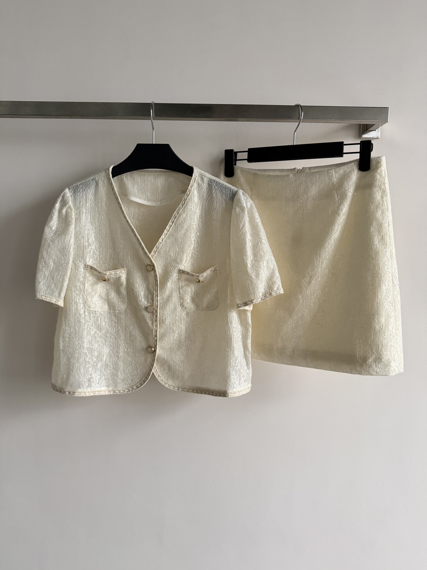 NO:794491,26 Xiaoxiangfeng gold silk two-piece set, this small fragrant style gold silk two-piece set includes a short-sleeved top + high-waisted skirt. The gold yarn material has its own shimmer, gentle and advanced. V-neck + short-sleeved design, double pockets on the chest are super practical, and the skirt is simple in cut. It can be easily used for commuting and dating~ The gold element makes the whole body more refined. Pair it with light-colored inner wear or accessories of the same color to enhance your temperament!  SML,,skirts,T-shirt,1986090926小香风金丝两件套,这款小香风金丝两件套 包含短袖上衣+高腰半裙,金丝纱线材质自带微光,温柔又高级.V领+短袖设计,胸前双口袋超实用,半裙剪裁简约,通勤约会都能轻松驾驭~金丝元素让整体更精致,搭配浅色内搭或同色系配饰,气质直接拉满！SML,,skirts,T-shirt,,Women's clothing