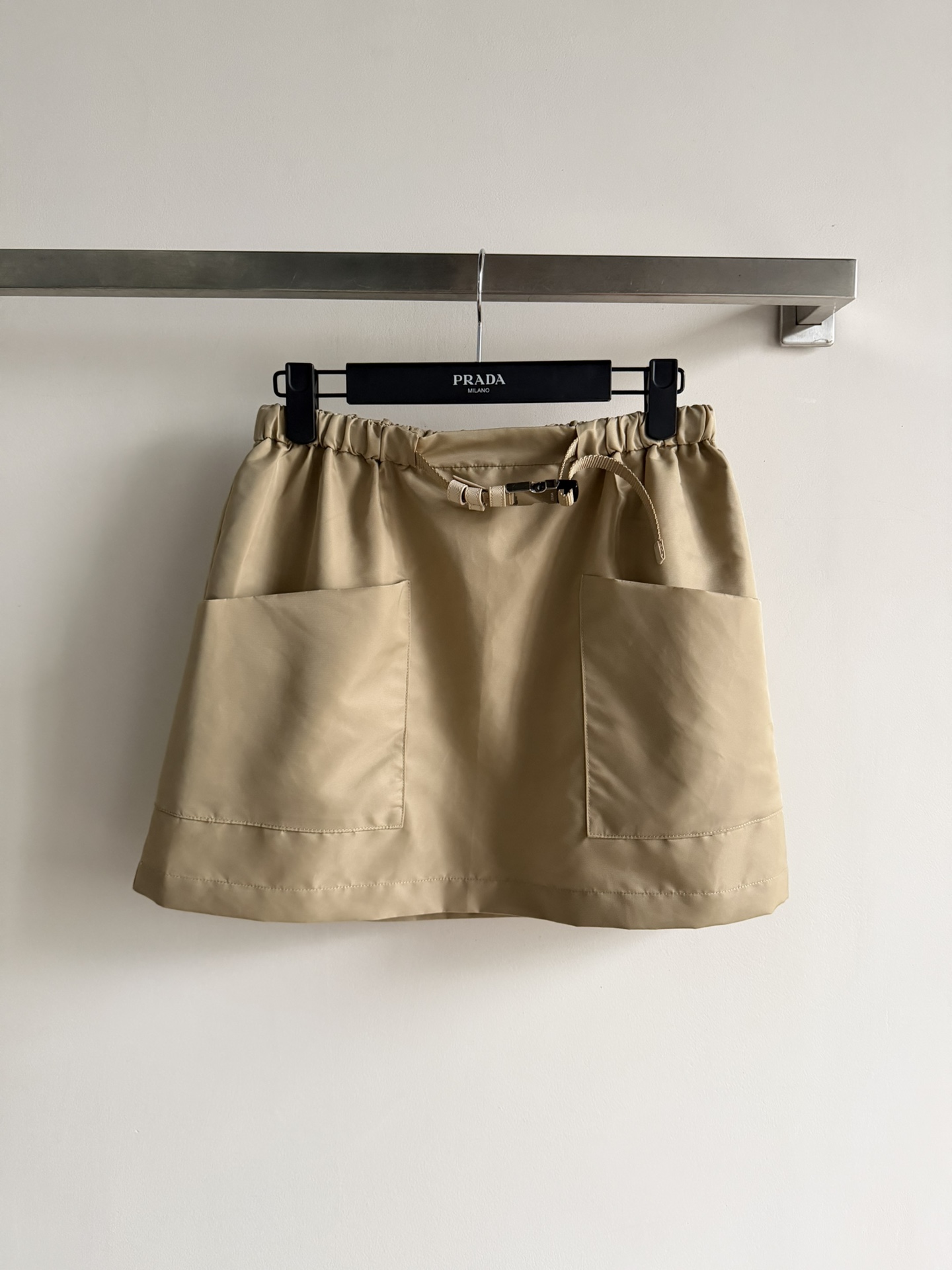 NO:794503,Prad*26 new nylon skirt is made of recycled nylon and environmentally friendly material. The large pockets on both sides perfectly match the cool workwear feel of nylon. It makes the skirt simple and not monotonous. The belt logo decoration is more classic. The upper body is A and sassy, ​​fashionable and handsome SML-,, prada, skirts,19860909Prad*26新款尼龙半裙采用再生尼龙悉环保材质 双边的大口袋完美契合尼龙酷酷的工装感 让裙身简约不单调,腰带徽标装饰更为经典,上身又A又飒,时髦帅气SML-,,prada,skirts,,Women's clothing