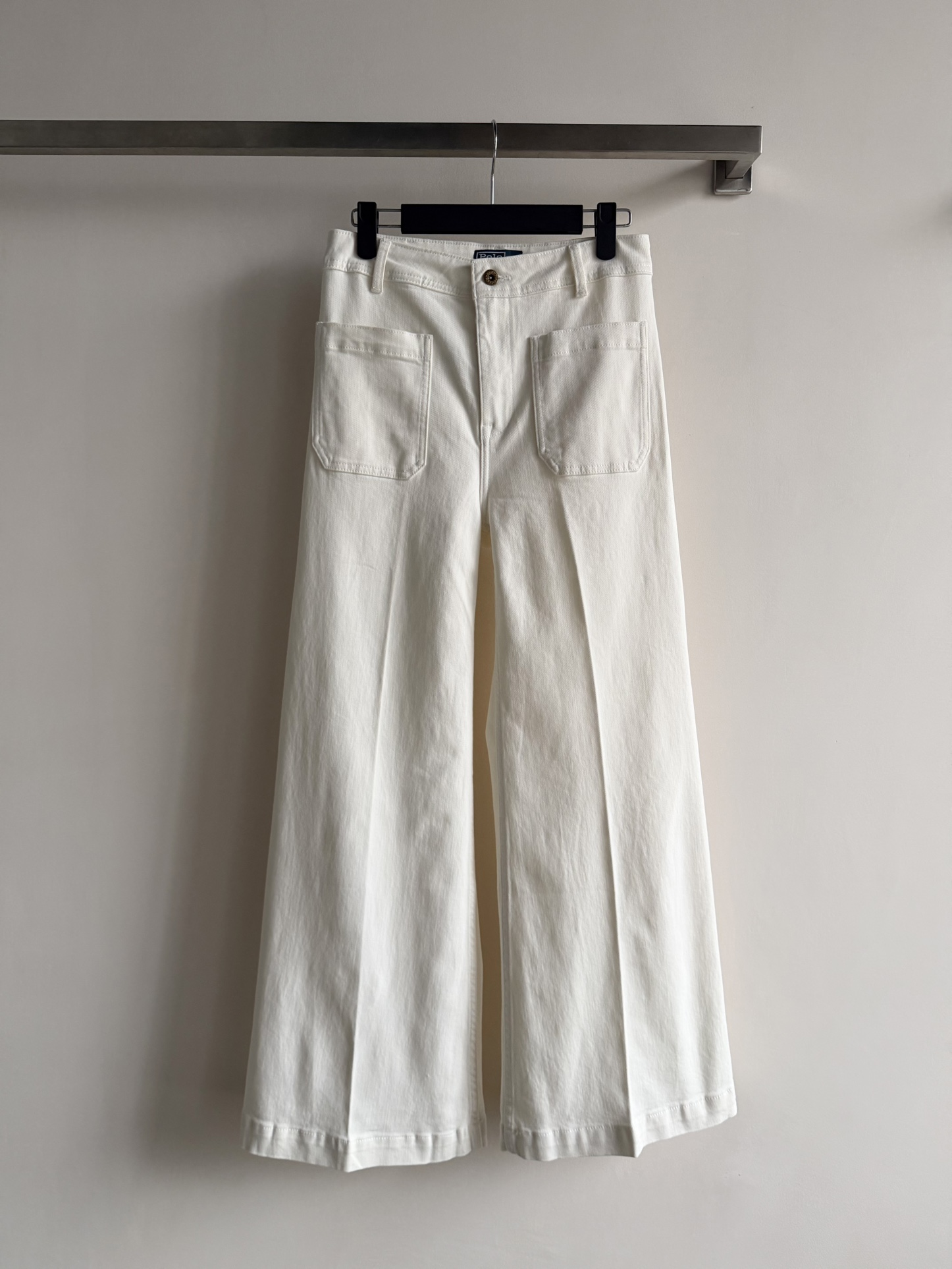 NO:794505,Polo Ralph Laure*26 new high-waisted wide-leg jeans, super atmospheric! The high-waisted wide-leg design makes the legs longer and modifies the crotch. The pear-shaped figure is friendly and comfortable to wear without being tight. High-quality denim is wear-resistant and breathable, making it easy to manage both daily commuting and leisure. Pair it with a sweater or shirt to easily get a lazy and fashionable style. It is a must-have and versatile item in the wardrobe! SML,,loro piana,jeans,shirts,19860909Polo Ralph Laure*26新款高腰阔腿牛仔裤,超有氛围感!高腰阔腿设计,显腿长又修饰胯部,梨形身材友好,穿着舒适不紧绷.高品质牛仔布,耐磨又透气,日常通勤,休闲都能轻松驾驭.搭配针织衫或衬衫,轻松get慵懒时髦风,是衣橱必备百搭单品!SML,,loro piana,jeans,shirts,,Women's clothing