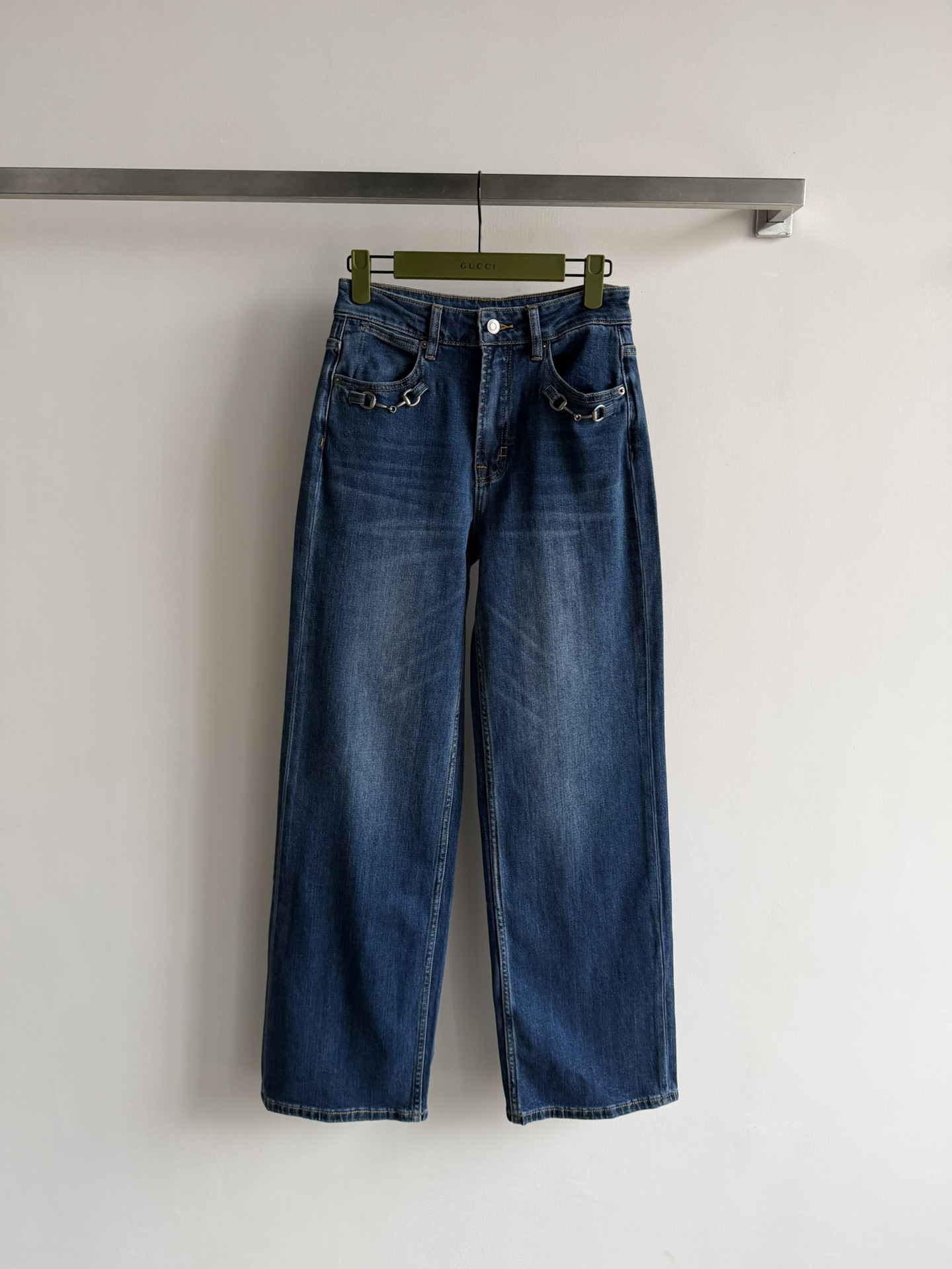 NO:794499,Gucc*26-year-old high-waisted straight pants, made of pure cotton denim fabric, customized YB hardware, double enzyme washing to fix the color, fine workmanship, high-end quality, super correct fit, great upper body effect, fashionable and versatile, full of high-end look, Size26 27 28 29 30.,,gucci,19860909Gucc*26年高腰直筒裤,选用纯棉牛仔面料,五金YB定制,双重酵素洗水固色,做工精细,高端品质,版型超级正,上身效果棒棒的时尚百搭看上高级感满满Size26 27 28 29 30.,,gucci,,Women's clothing