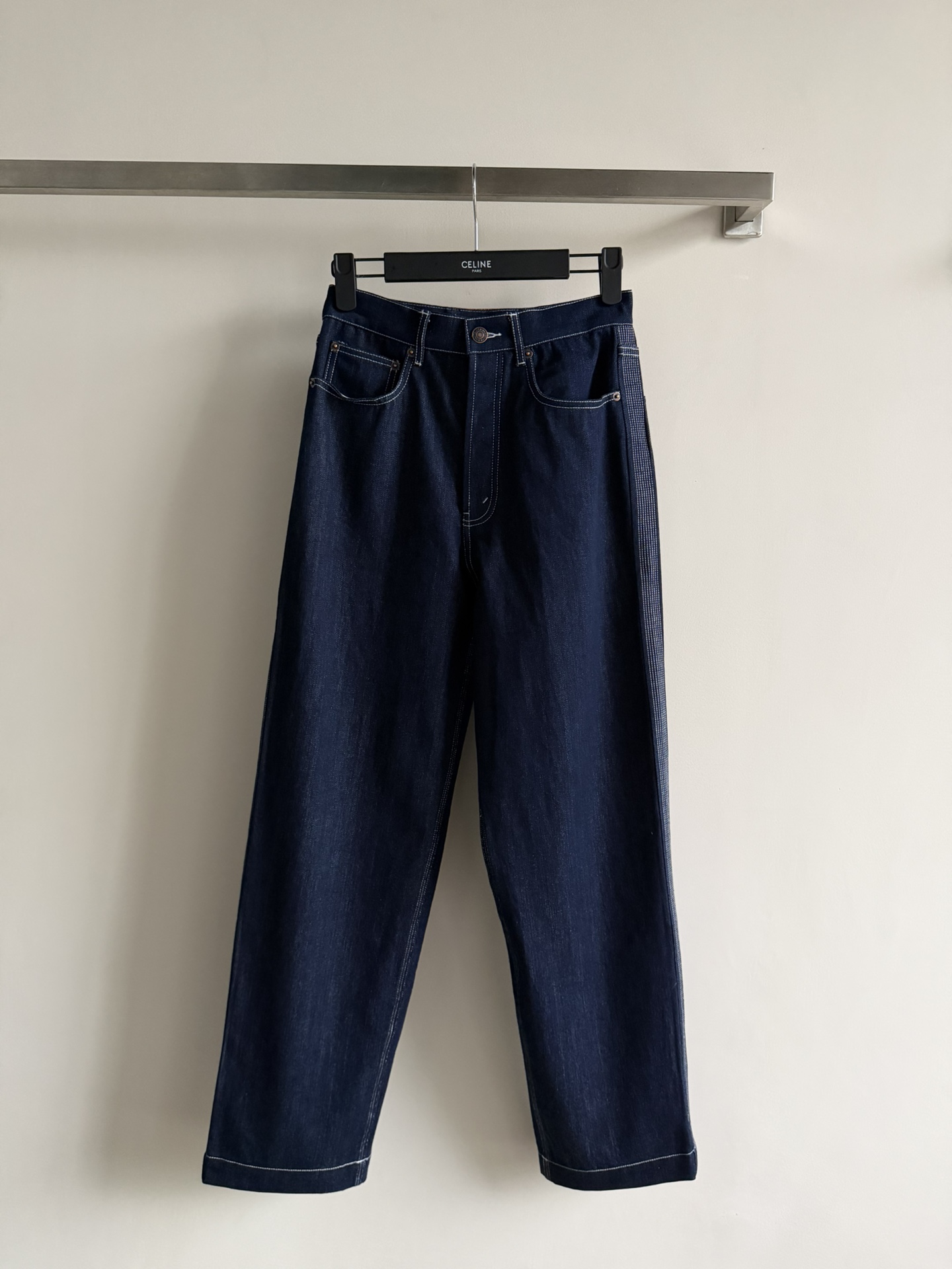 NO:794493,Celin* new jeans, original color straight fit, friendly to little people!  , using pure cotton denim fabric, YB customized hardware, double enzyme washing and color fixation, fine workmanship, high-end quality, super positive shape, great upper body effect, fashionable and versatile, and full of high-end feel, SML.,,celine,jeans,19860909Celin*新款牛仔裤,原色直筒版型,小个子也很友好！,选用纯棉牛仔面料,五金YB定制,双重酵素洗水固色,做工精细,高端品质,版型超级正,上身效果棒棒的时尚百搭看上高级感满满SML.,,celine,jeans,,Women's clothing
