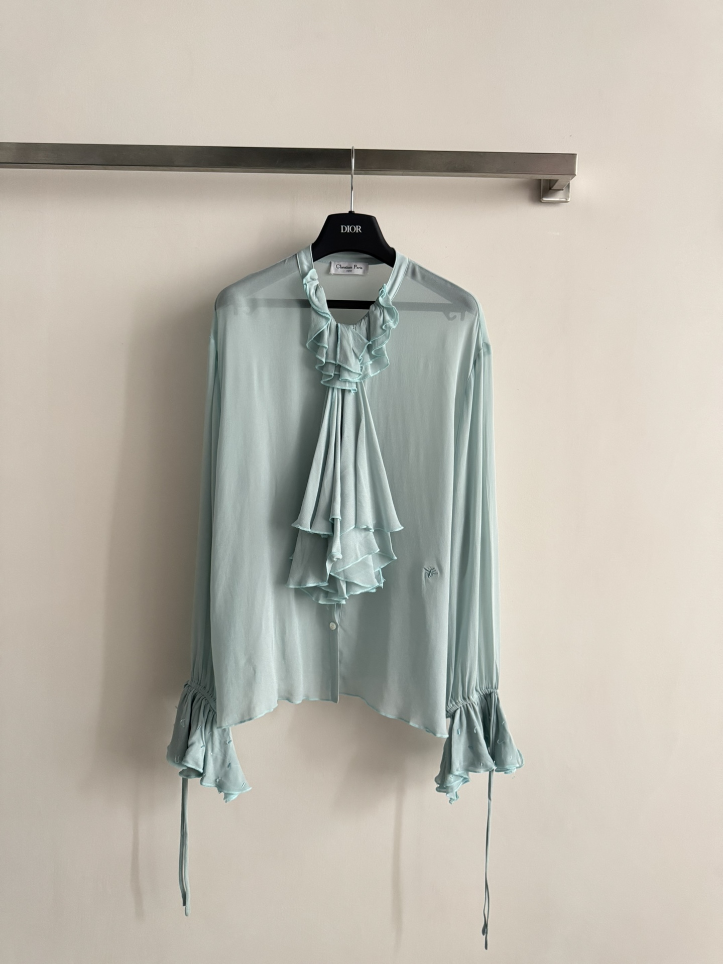 NO:795069,Dio*'s new French shirt, light and breathable, super gentle in light blue, ruffled + bell sleeve design, full of romantic elegance. The neckline ribbon modifies the neck line, the cuff drawstring is adjustable, and full of details. It is very suitable for spring and summer, it can be worn with suit trousers for commuting, and it looks great with jeans or skirts for daily use. It can be easily switched between multiple styles. It is a high-end versatile item!  SML,,dior,skirts,jeans,shirts,business suit,19860909Dio*新款法式衬衫,轻薄透气,浅蓝色调超温柔,荷叶边+喇叭袖设计,浪漫优雅满分.领口飘带修饰颈部线条,袖口抽绳可调节,细节感十足.春夏季节穿搭超适合,通勤配西装裤,日常搭牛仔裤或半裙都很出彩,轻松切换多种风格,高级的百搭单品！SML,,dior,skirts,jeans,shirts,business suit,,Women's clothing