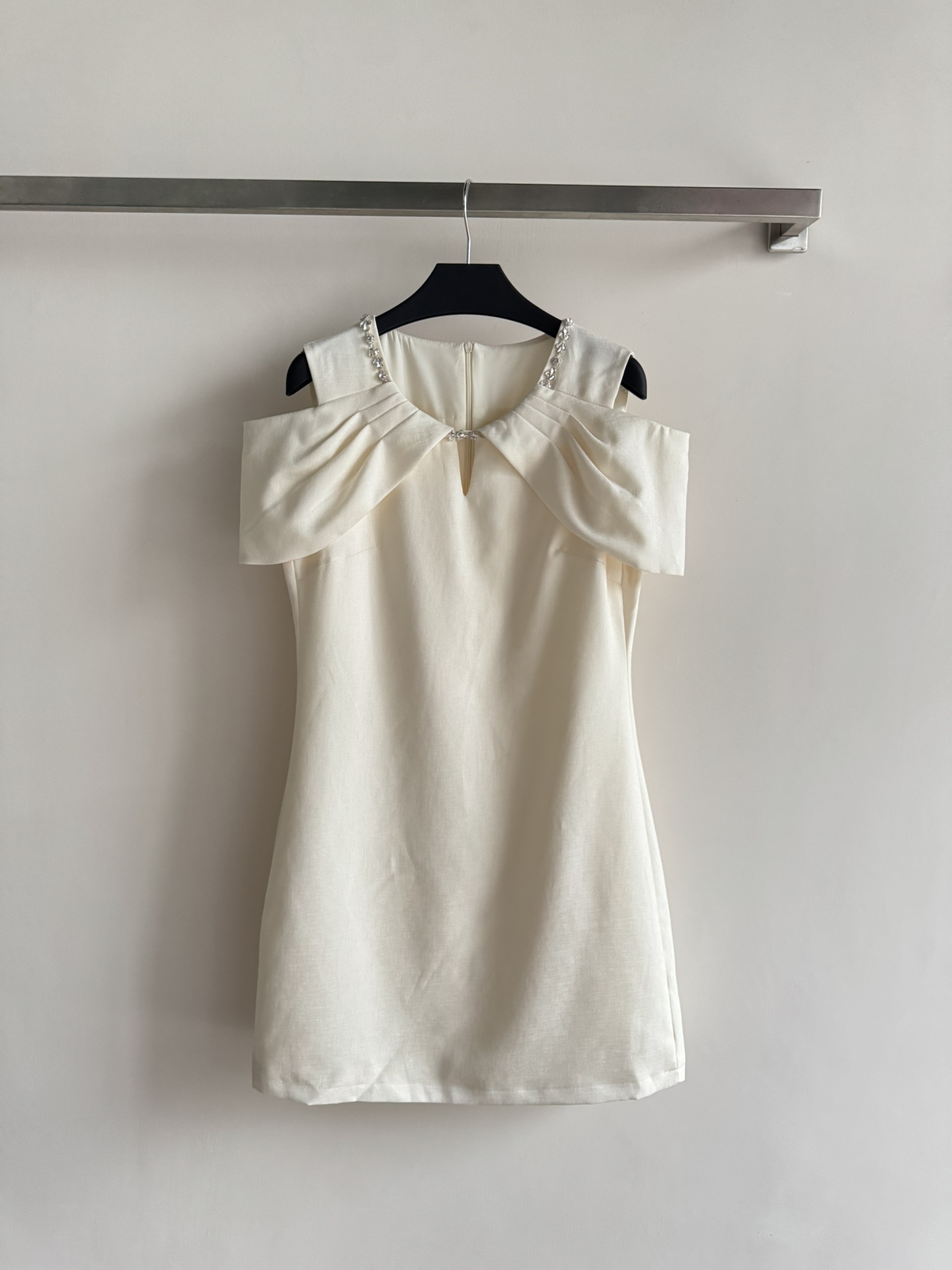 NO:795077,New off-the-shoulder dress with light fabric, perfect for summer!  Off-the-shoulder design + metal chain embellishment, full of sophistication. Small slit details on the chest, layered up, simple and smooth skirt, can be easily worn in daily life or at parties. Pair it with high heels or sandals, you can switch between elegant and casual at will~SML,,sandals,high heels,skirts,19860909新款露肩连衣裙,轻薄面料超适合夏天穿！肩部露肩设计+金属链条点缀,精致感满满针.胸前小开叉细节,层次感up,裙身简约流畅,日常或聚会都能轻松驾驭.搭配高跟鞋或凉鞋,优雅休闲随心切换~SML,,sandals,high heels,skirts,,Women's clothing