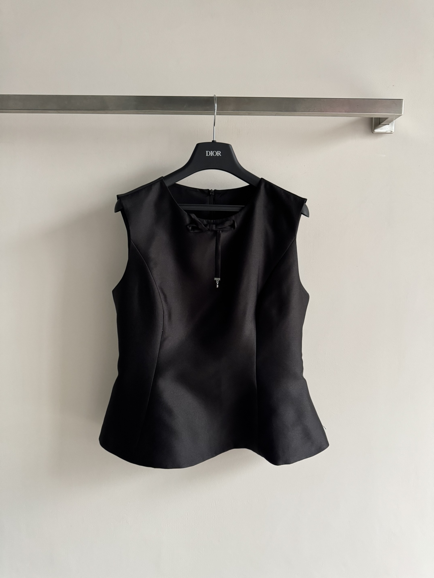 NO:795075,DIO*26ss new French sleeveless top, with bow design and CD pendant decoration, elegant and exquisite design. Three-dimensional tailoring + waist design, easily highlight the body curve, perfect workmanship details!  The fabric is crisp and suitable for dates or formal occasions. Pair it with a series of high-waisted skirts to easily get a French romantic atmosphere!  S M L-,,dior,skirts,19860909DIO*26ss新款法式无袖上衣,采用蝴蝶结设计,搭配C D吊坠装饰,优雅又精致计.立体剪裁+收腰设计,轻松凸显身形曲线,做工细节满分！面料挺括,约会还是正式场合都很适合,搭配系列高腰半裙轻松get法式浪漫氛围感！S M L-,,dior,skirts,,Women's clothing