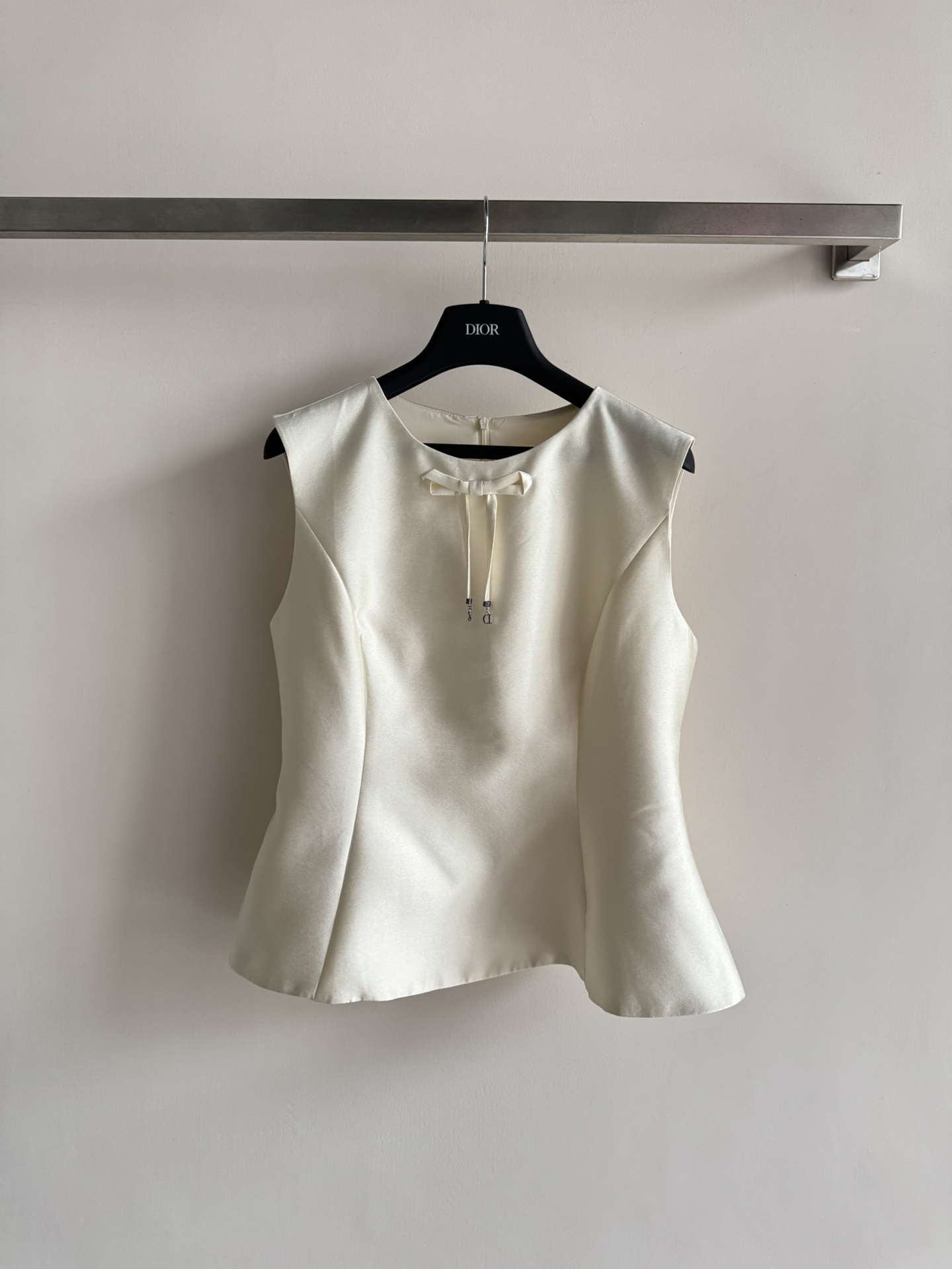 NO:859204,DIO*26ss new French sleeveless top, with bow design and CD pendant decoration, elegant and exquisite design. Three-dimensional tailoring + waist design, easily highlight the body curve, perfect workmanship details!  The fabric is crisp and suitable for dates or formal occasions. Pair it with a series of high-waisted skirts to easily get a French romantic atmosphere!  S M L-,Dior-clothing,dior,dior,skirts,19860909DIO*26ss新款法式无袖上衣,采用蝴蝶结设计,搭配C D吊坠装饰,优雅又精致计.立体剪裁+收腰设计,轻松凸显身形曲线,做工细节满分！面料挺括,约会还是正式场合都很适合,搭配系列高腰半裙轻松get法式浪漫氛围感！S M L-,迪奥-服装,dior,dior,skirts,,Women's clothing