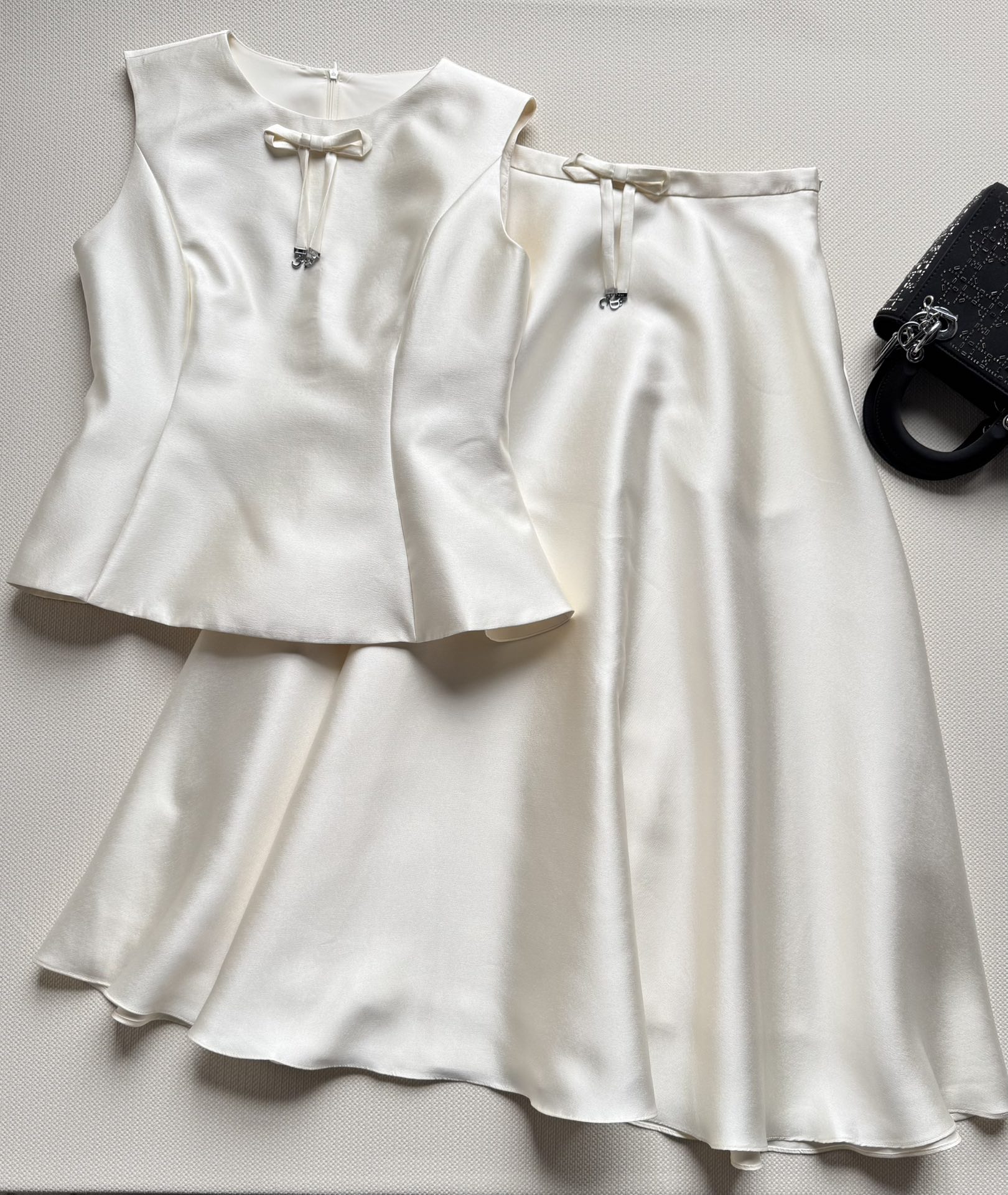 NO:795071,DIO*26SS new fluffy skirt. The fabric is high-grade, and the A-version pleats with sufficient materials show a more unique new cut design. The front bow design is decorated with C D pendants, and the high waist upper body just shows the waistline. Elegant and full of girly atmosphere. SML-,, dior, skirts,19860909DIO*26SS新款蓬蓬半裙 面料高级,用料超足的 A版褶皱展现更别出新裁的设计 正面蝴蝶结设计,点缀C D吊坠装饰,高腰上身恰到好处的显腰线 优雅又充满少女气息SML-,,dior,skirts,,Women's clothing