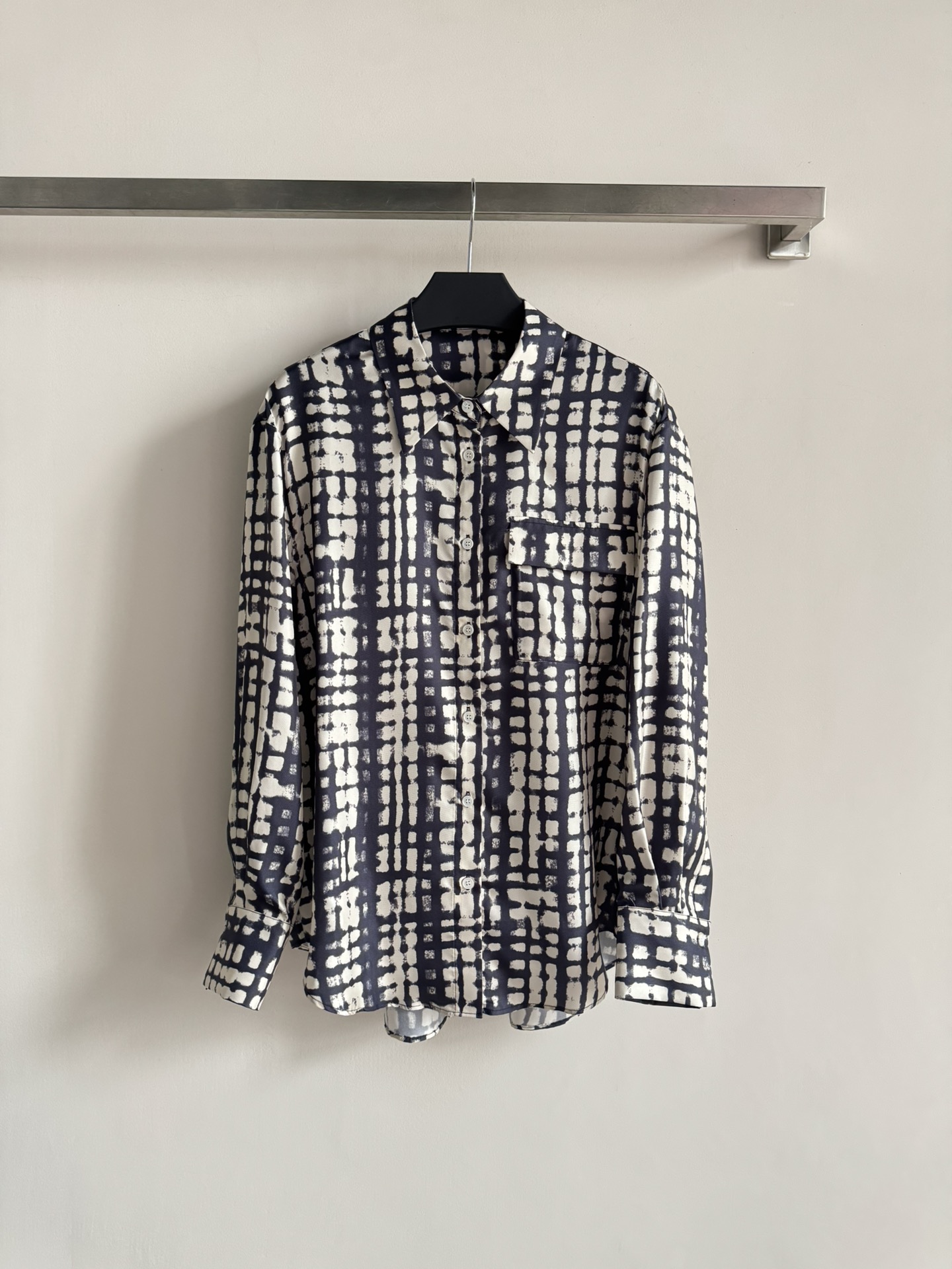 NO:795065,MAX&C26SS new blue and white plaid shirt, made of silk, is soft and comfortable, suitable for commuting or casual wear. The blue and white geometric plaid design is retro and modern, easy to create a casual style and loose fit, to accommodate a variety of body types, it is OK to wear alone or layered with jackets, super practical quality and design in spring and summer, easy to control in the workplace, temperament and comfort coexist SML-,,jackets & coats,shirts,real silk,19860909MAX&C26SS新款蓝白格纹衬衫,真丝材质,柔软舒适,适合通勤或休闲穿搭.蓝白几何格纹设计,复古摩登,轻松打造随性风格宽松版型,包容多种身材,单穿或叠搭外套都很OK,春夏季节超实用品质与设计感兼具,职场日常都能轻松驾驭,气质与舒适并存SML-,,jackets & coats,shirts,real silk,,Women's clothing