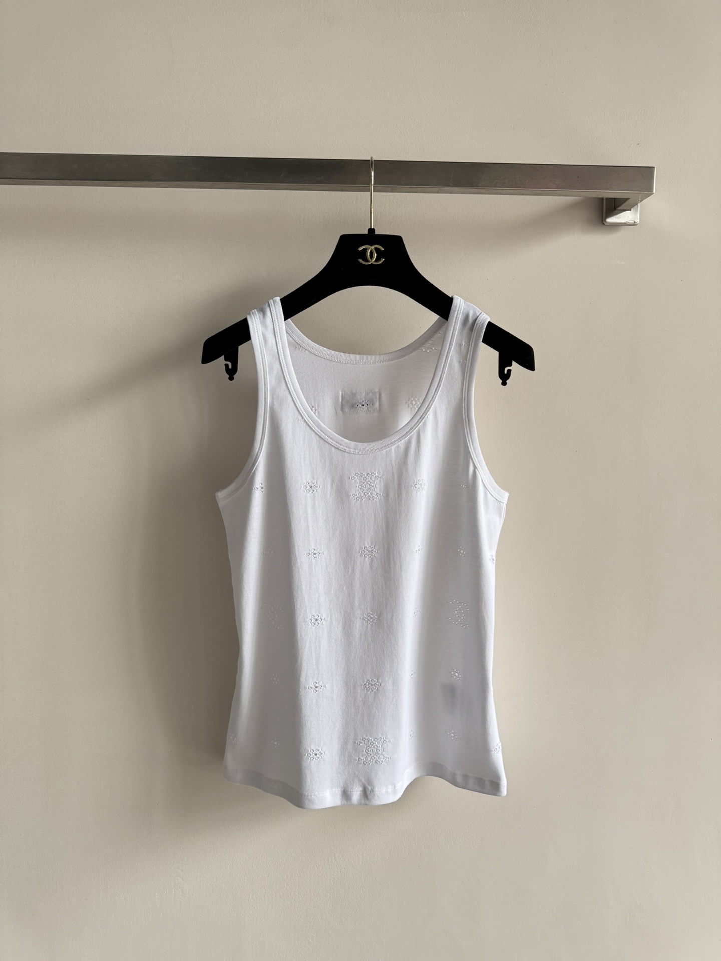 NO:795049,CHANE*26P series hollow white vest, made of pure cotton, breathable and comfortable, perfect for summer!  The body has exquisite hollow patterns, low-key and detailed, round neck design, slim fit, slimming, and easily highlights the figure. It can be easily controlled for daily commuting and leisure, and it is OK to match with jeans or skirts. You can switch between college style or simple style at will ~ 26P series is a fusion of classic and modern brought by new designers, fashionable and practical SML,,chanel,skirts,jeans,19860909CHANE*26P系列镂空白色背心,纯棉材质,透气又舒适,夏天穿超合适！衣身精致镂空花纹,低调又有细节感,圆领设计,修身版型,显瘦,轻松凸显身形.日常通勤、休闲都能轻松驾驭,搭配牛仔裤或半裙都很OK,学院风or简约风随心切换～26P系列是新设计师带来的经典与现代融合,时髦又实用SML,,chanel,skirts,jeans,,Women's clothing